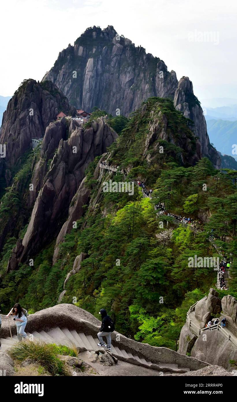 230503 -- HUANGSHAN, 3. Mai 2023 -- dieses Foto, das am 2. Mai 2023 aufgenommen wurde, zeigt den Tiandu-Gipfel des Huangshan-Berges in der ostchinesischen Provinz Anhui. Huangshan, einer der berühmtesten Berge Chinas, ist bekannt für seine majestätische landschaftliche Schönheit, seltsame Felsen, wolkenbedeckte Gipfel und alte Kiefern. Sie wurde 1990 zum UNESCO-Weltkulturerbe erklärt. Foto: /Xinhua CHINA-ANHUI-HUANGSHAN MOUNTAIN CN CaixJi an PUBLICATIONxNOTxINxCHN Stockfoto