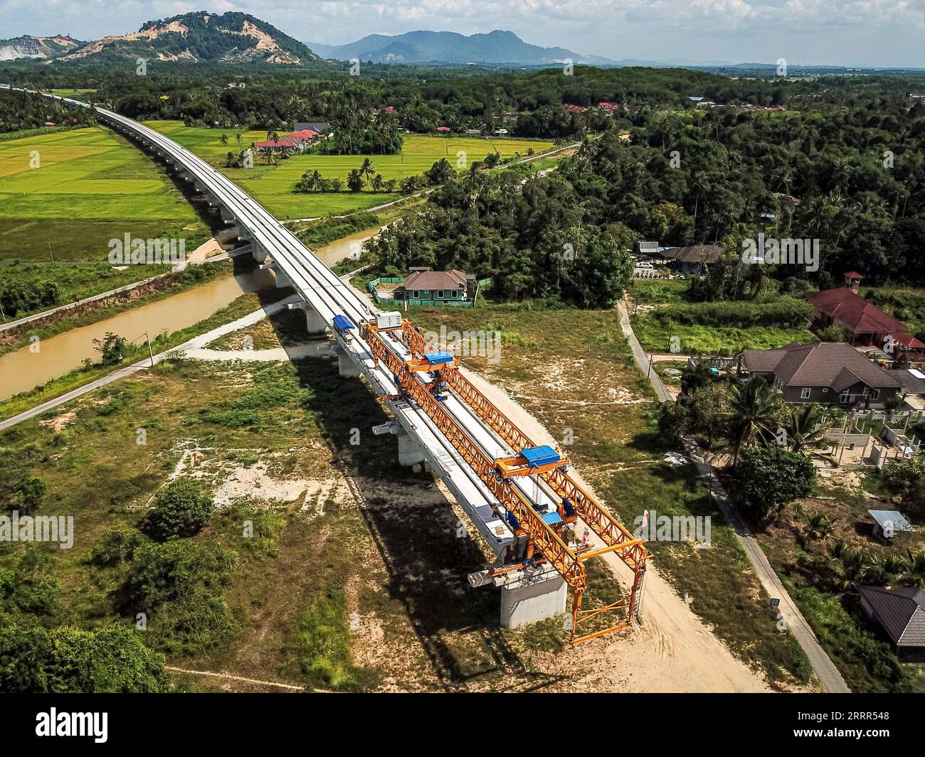 230505 -- KOTA BHARU, 5. Mai 2023 -- dieses Luftbild, das am 26. April 2023 aufgenommen wurde, zeigt eine Baustelle des East Coast Rail Link ECRL, ein großes Infrastrukturprojekt im Rahmen der Belt and Road Initiative BRI in Kelantan, Malaysia. ZU DIESEM Feature: Chinesische, malaysische Jugendliche Widmung leuchtet auf BRI East Coast Rail Link Megaprojekt MALAYSIA-KELANTAN-BRI-MEGAPROJEKT-JUGENDLICHE ZhuxWei PUBLICATIONxNOTxINxCHN Stockfoto