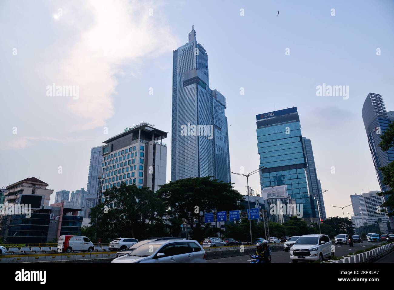 230505 -- JAKARTA, 5. Mai 2023 -- dieses Foto, das am 5. Mai 2023 aufgenommen wurde, zeigt einen Blick auf Jakarta, Indonesien. Die Vorbereitungen sind nun bereit, den 42. Gipfel des Verbandes Südostasiatischer Nationen ASEAN zu sichern und zu erleichtern, der nächste Woche im indonesischen Resort Labuan Bajo einberufen wird. Indonesien, die größte Volkswirtschaft der Region, führt in diesem Jahr den ASEAN-Vorsitz mit dem Thema ASEAN-Angelegenheiten: Das Epicentrum des Wachstums. INDONESIEN-JAKARTA-ASEAN GIPFELSTADTANSICHT XUXQIN PUBLICATIONXNOTXINXCHN Stockfoto