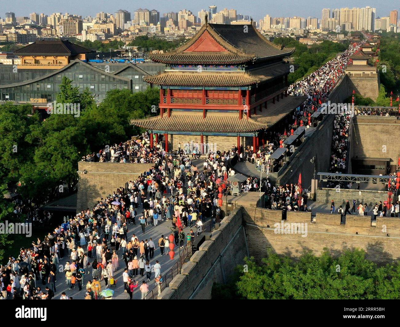 230504 -- XI AN, 4. Mai 2023 -- dieses Luftbild, das am 30. April 2023 aufgenommen wurde, zeigt Touristen, die die antike Stadtmauer in Xi an, der nordwestlichen chinesischen Provinz Shaanxi, besuchen. XI an, eine Stadt mit über 3.100 Jahren Geschichte, diente als Hauptstadt für 13 Dynastien in der chinesischen Geschichte. Es ist auch die Heimat der weltberühmten Terrakotta-Krieger, die in der Qin-Dynastie 221-207 v. Chr. geschaffen wurden. In den letzten Jahren hat die Stadt innovative Veränderungen erforscht und dem historischen und kulturellen Erbe neue Vitalität verliehen. Touristen erhalten ein immersives kulturelles Erlebnis durch eine Mischung aus Shopping, d Stockfoto