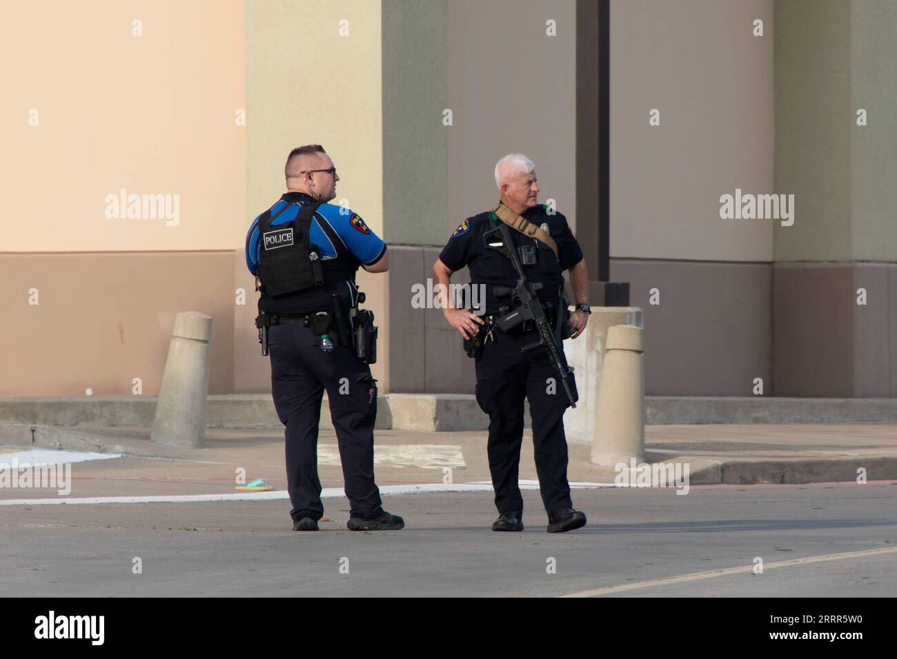 230507 -- HOUSTON, 7. Mai 2023 -- dieses Foto, das am 6. Mai 2023 aufgenommen wurde, zeigt Polizeibeamte in der Nähe des Schießplatzes der Allen Premium Outlets in Allen, einer Vorstadt von Dallas, Texas, USA. Neun Menschen wurden getötet, darunter der Schütze, und sieben weitere wurden bei einer Schießerei in einem Outlet-Einkaufszentrum am Samstagnachmittag im südzentralen US-Bundesstaat Texas verwundet, sagten die Behörden. Der Schütze, von dem die Behörden glauben, dass er allein handelte, war laut dem Collin County Sheriff's Office am Tatort tot. Foto von /Xinhua U.S.-TEXAS-DALLAS-SHOOTING TianxDan PUBLICATIONxNOTxINxCHN Stockfoto