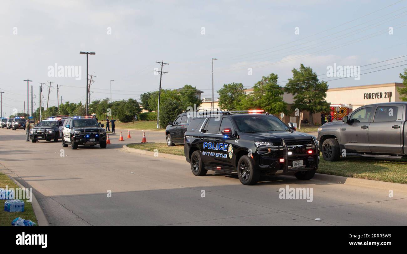 230507 -- HOUSTON, 7. Mai 2023 -- dieses Foto, das am 6. Mai 2023 aufgenommen wurde, zeigt Polizeiautos in der Nähe des Schießplatzes von Allen Premium Outlets in Allen, einer Vorstadt von Dallas, Texas, USA. Neun Menschen wurden getötet, darunter der Schütze, und sieben weitere wurden bei einer Schießerei in einem Outlet-Einkaufszentrum am Samstagnachmittag im südzentralen US-Bundesstaat Texas verwundet, sagten die Behörden. Der Schütze, von dem die Behörden glauben, dass er allein handelte, war laut dem Collin County Sheriff's Office am Tatort tot. Foto von /Xinhua U.S.-TEXAS-DALLAS-SHOOTING TianxDan PUBLICATIONxNOTxINxCHN Stockfoto