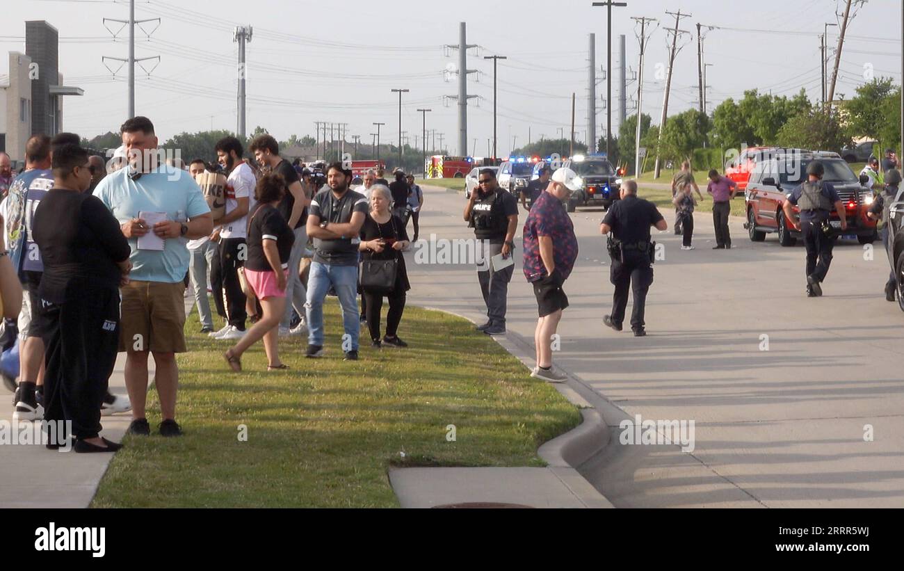 230507 -- HOUSTON, 7. Mai 2023 -- Leute warten vor Allen Premium Outlets in Allen, einer Vorstadt von Dallas, Texas, USA, 6. Mai 2023. Neun Menschen wurden getötet, darunter der Schütze, und sieben weitere wurden bei einer Schießerei in einem Outlet-Einkaufszentrum am Samstagnachmittag im südzentralen US-Bundesstaat Texas verwundet, sagten die Behörden. Der Schütze, von dem die Behörden glauben, dass er allein handelte, war laut dem Collin County Sheriff's Office am Tatort tot. Foto von /Xinhua U.S.-TEXAS-DALLAS-SHOOTING TianxDan PUBLICATIONxNOTxINxCHN Stockfoto