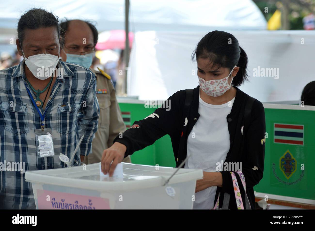 230507 -- BANGKOK, 7. Mai 2023 -- Eine Frau gibt ihre Stimme in einer ausgewiesenen Wahlstation in Bangkok, Thailand, 7. Mai 2023 ab. Thailand führte am Sonntag vor den für den 14. Mai vorgesehenen Parlamentswahlen eine frühzeitige Abstimmung durch. THAILAND-BANGKOK-EARLY VOTING-PARLIAMENT ELECTION RACHENXSAGEAMSAK PUBLICATIONXNOTXINXCHN Stockfoto