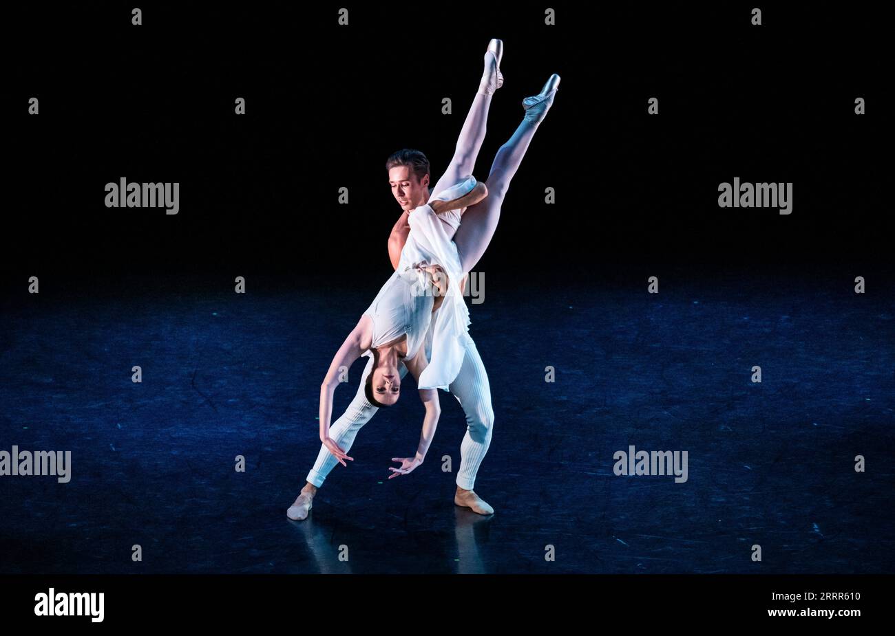 Tänzerinnen während einer Aufführung von Adagio Hammerklavier von Hans van Manen, während einer Generalprobe: Drei kurze Ballette im Stanley des Northern Ballet und Audrey Burton Theatre in Leeds, West Yorkshire. Bilddatum: Freitag, 8. September 2023. Stockfoto