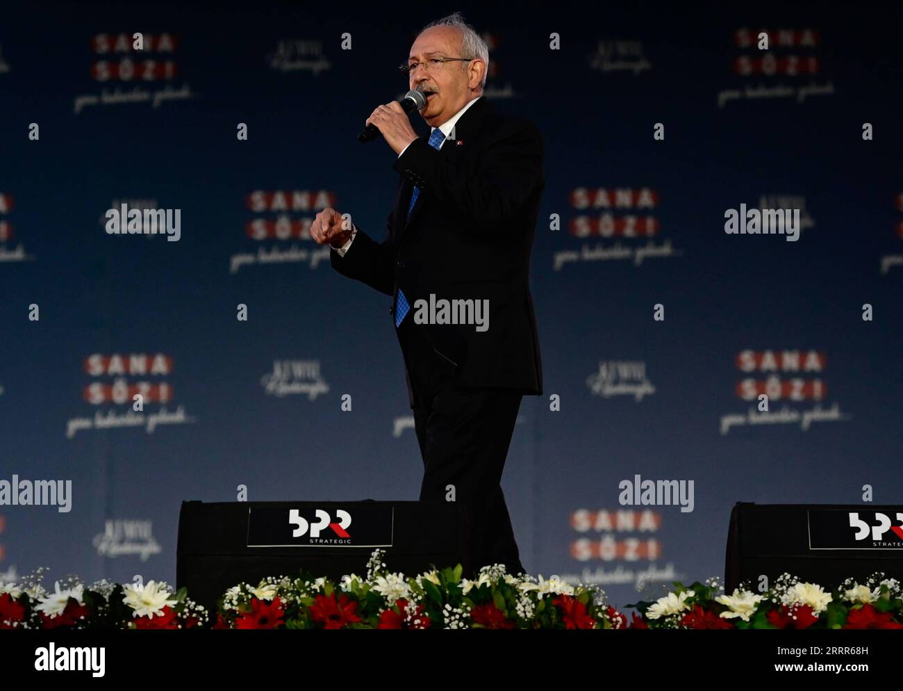 230508 -- ISTANBUL, 8. Mai 2023 -- Kemal Kilicdaroglu, der Führer der wichtigsten Opposition der Republikanischen Volkspartei CHP und der Präsidentschaftskandidat für die CHP, spricht auf einer Kundgebung der CHP in Istanbul, T¹rkiye, am 6. Mai 2023. Am Wochenende fanden in Istanbul, der größten Stadt des Landes, große Kundgebungen statt, die das letzte Wochenende vor den für den 14. Mai anstehenden Präsidentschafts- und Parlamentswahlen markierten. Am Samstag nahm Kemal Kilicdaroglu an einer massiven Kundgebung auf der asiatischen Seite Istanbuls Teil. Er versprach, dem Land Frieden und Wohlstand zu bringen und versprach, mit Reas zu regieren Stockfoto