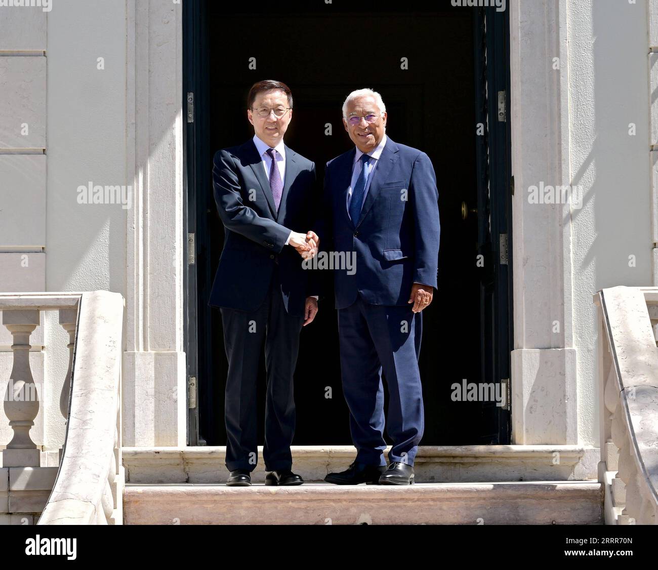 230510 -- LISSABON, 10. Mai 2023 -- der chinesische Vizepräsident Han Zheng trifft am 8. Mai 2023 in Lissabon, Portugal, mit dem portugiesischen Premierminister Antonio Costa zusammen. Han Zheng besuchte Portugal von Sonntag bis Dienstag. PORTUGAL-CHINA-HAN ZHENG-VISIT YuexYuewei PUBLICATIONxNOTxINxCHN Stockfoto