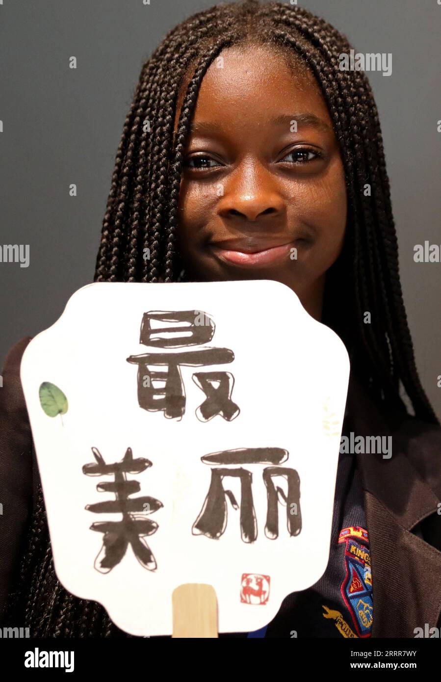 230512 -- LONDON, 12. Mai 2023 -- Eine Studentin zeigt ihre Kalligraphie mit den chinesischen Schriftzeichen Zui Mei Li , was die schönste auf Englisch bedeutet, in London, Großbritannien, 11. Mai 2023. Mehr als 100 britische Sekundarschüler und Lehrer nahmen am Donnerstag an einer Veranstaltung zum Internationalen Chinesischen Sprachtag Teil. BRITANNIEN-LONDON-CHINESISCHE SPRACHE TAG VERANSTALTUNG LIXYING PUBLICATIONXNOTXINXCHN Stockfoto