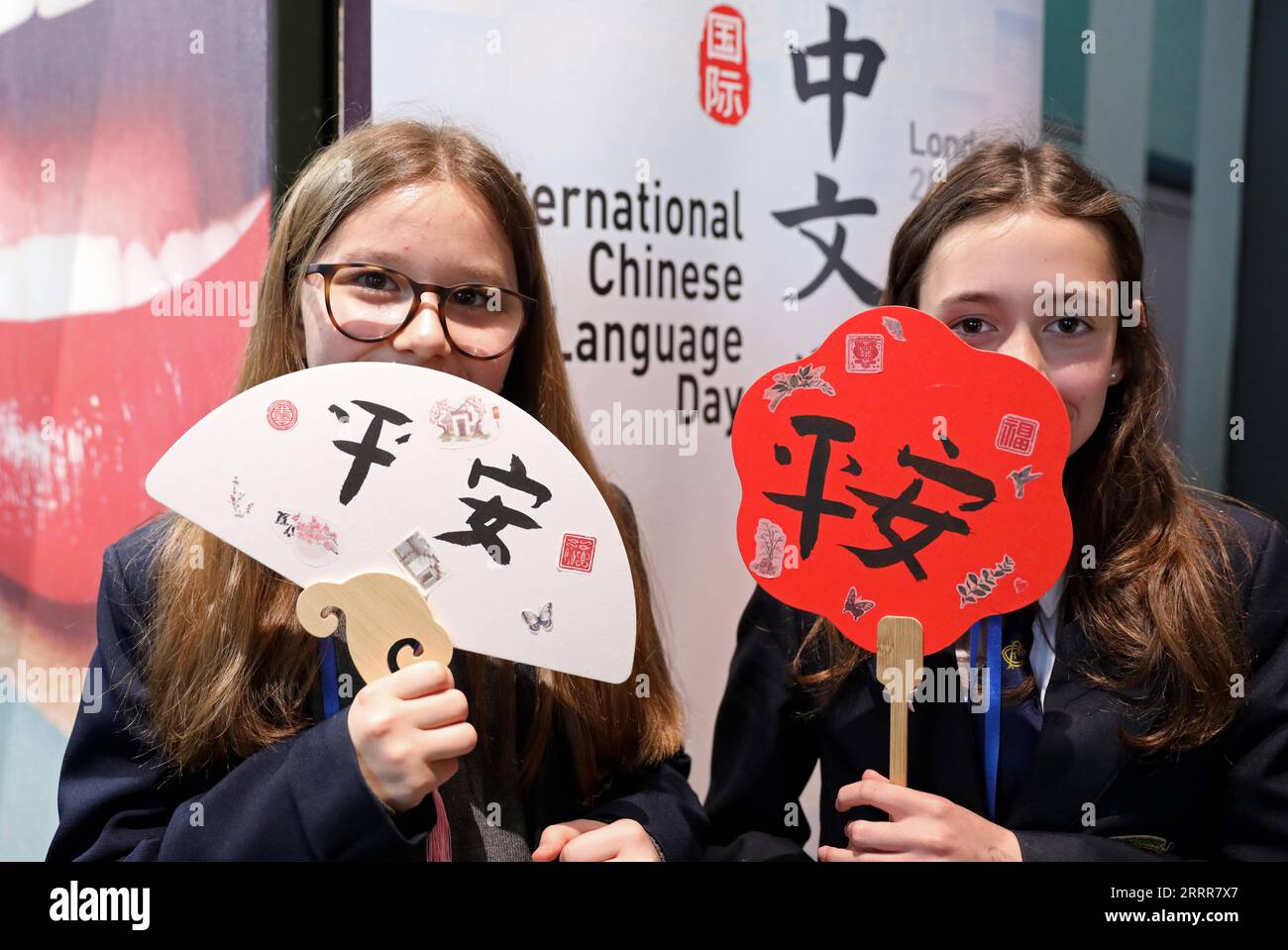 230512 -- LONDON, 12. Mai 2023 -- Studenten zeigen ihre Kalligraphie-Arbeit der chinesischen Schriftzeichen Ping an, was sicher und gesund auf Englisch bedeutet, in London, Großbritannien, 11. Mai 2023. Mehr als 100 britische Sekundarschüler und Lehrer nahmen am Donnerstag an einer Veranstaltung zum Internationalen Chinesischen Sprachtag Teil. BRITANNIEN-LONDON-CHINESISCHE SPRACHE TAG VERANSTALTUNG LIXYING PUBLICATIONXNOTXINXCHN Stockfoto