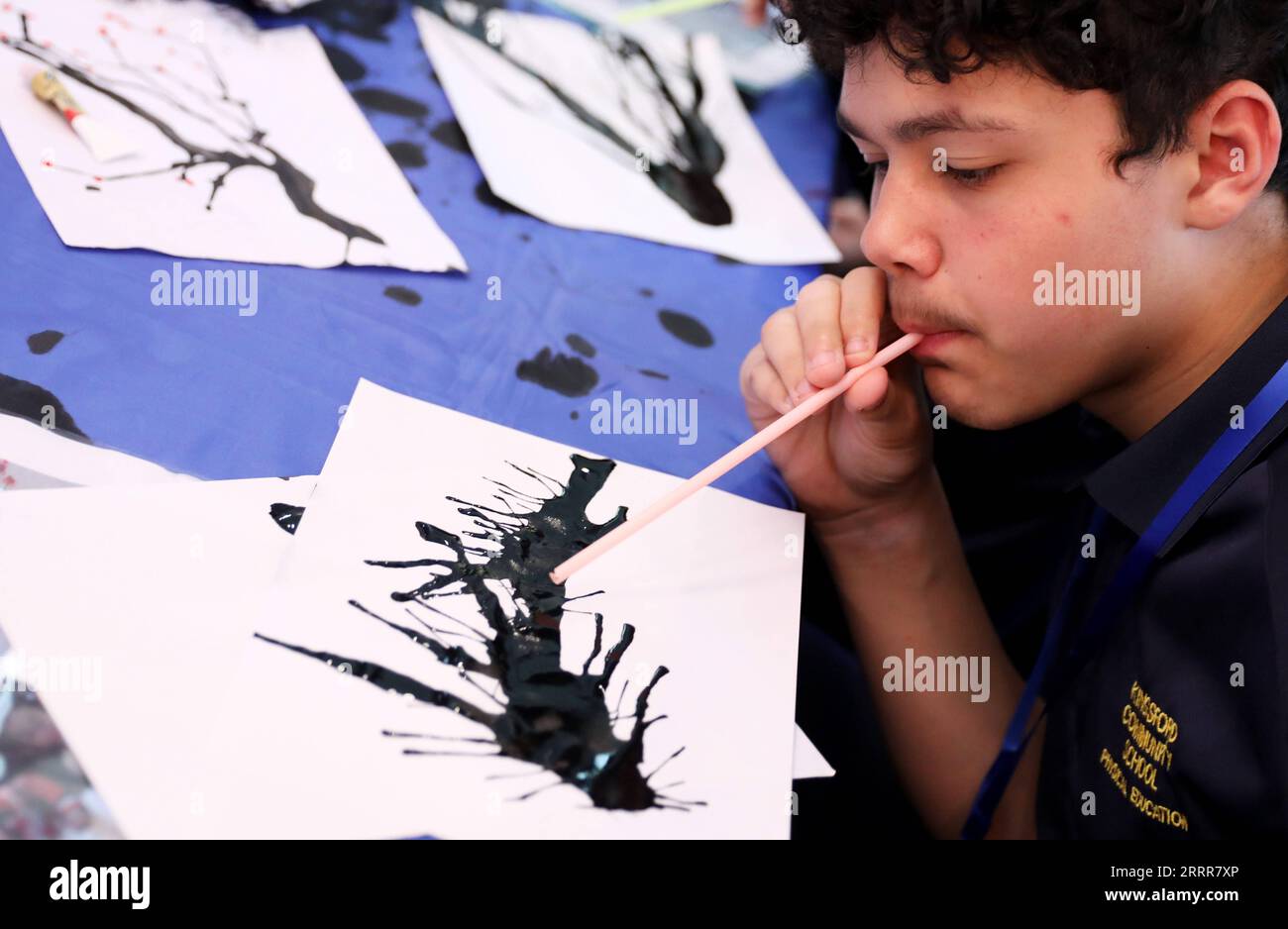 230512 -- LONDON, 12. Mai 2023 -- Ein Schüler lernt, Ein Gemälde durch das Blasen von Tinte zu zeichnen, in London, Großbritannien, 11. Mai 2023. Mehr als 100 britische Sekundarschüler und Lehrer nahmen am Donnerstag an einer Veranstaltung zum Internationalen Chinesischen Sprachtag Teil. BRITANNIEN-LONDON-CHINESISCHE SPRACHE TAG VERANSTALTUNG LIXYING PUBLICATIONXNOTXINXCHN Stockfoto