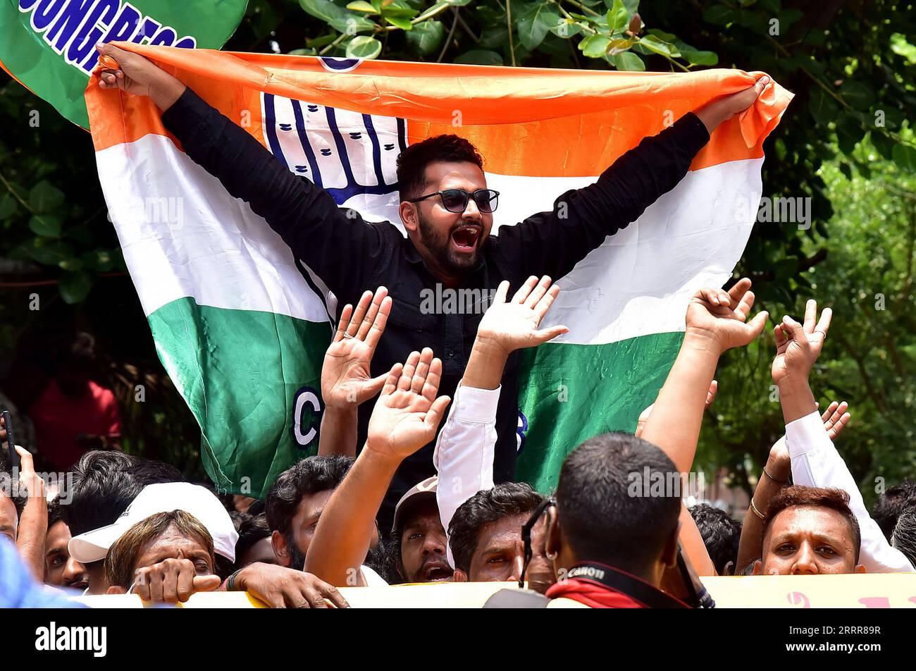 230514 -- BENGALURU, 14. Mai 2023 -- Unterstützer der Indischen Nationalkongress INC. Mit Parteiflagge feiern den Sieg der Partei bei den Wahlen zur Nationalversammlung in Karnataka in Bengaluru, Indien, 13. Mai 2023. Indiens wichtigste Oppositionspartei, die Indian National Congress INC., gewann am Samstag die kürzlich abgehaltenen Parlamentswahlen im südlichen Bundesstaat Karnataka und löste die derzeitige Regierungspartei Bharatiya Janata Party BJP ab. /Xinhua INDIA-BENGALURU-ASSEMBLY ELECTIONS-INDIAN NATIONAL CONGRESS STR PUBLICATIONxNOTxINxCHN Stockfoto