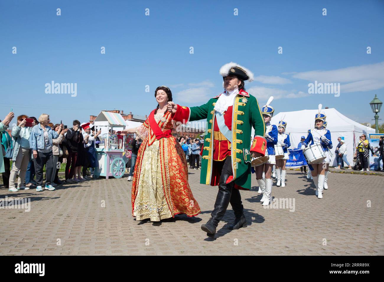 230514 -- ST. PETERSBURG, 14. Mai 2023 - Schauspieler treten beim Smelt fest in St. PETERSBURG auf Petersburg, Russland, 13. Mai 2023. St. Petersburg begann am Samstag sein jährliches Schmelzfest in der Peter-und-Paul-Festung. Gäste haben die Möglichkeit, frisch gekochten, gerösteten Fisch zu probieren, Musikkonzerte zu genießen und an verschiedenen Aktivitäten teilzunehmen. Foto: /Xinhua RUSSIA-ST. PETERSBURG-SMELT FEST IrinaxMotina PUBLICATIONxNOTxINxCHN Stockfoto