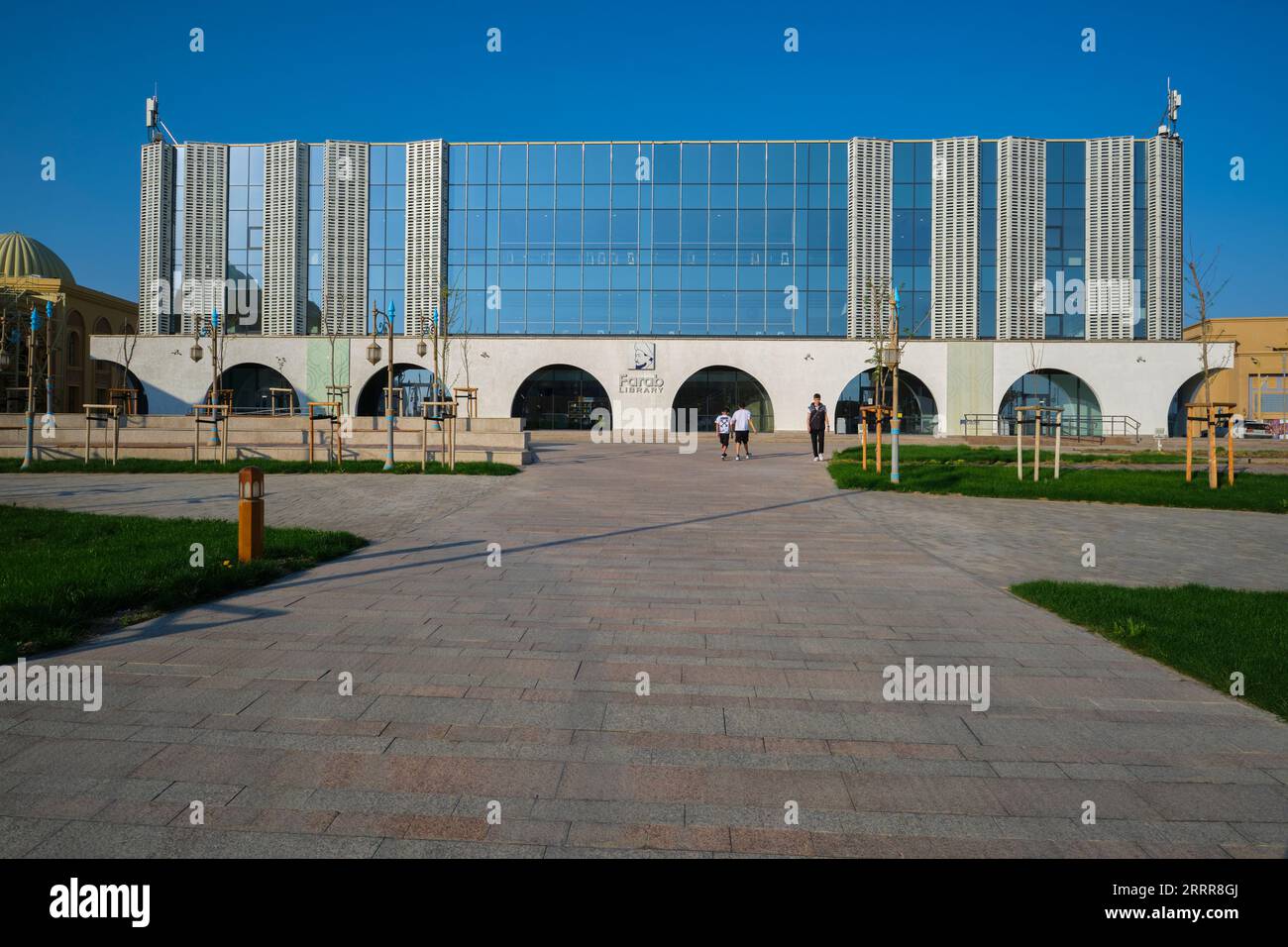 Außenansicht des neuen Farab-Bibliotheksstudiengebäudes für Bildungs- und Universitätsstudenten. In Turkestan, Kasachstan. Stockfoto