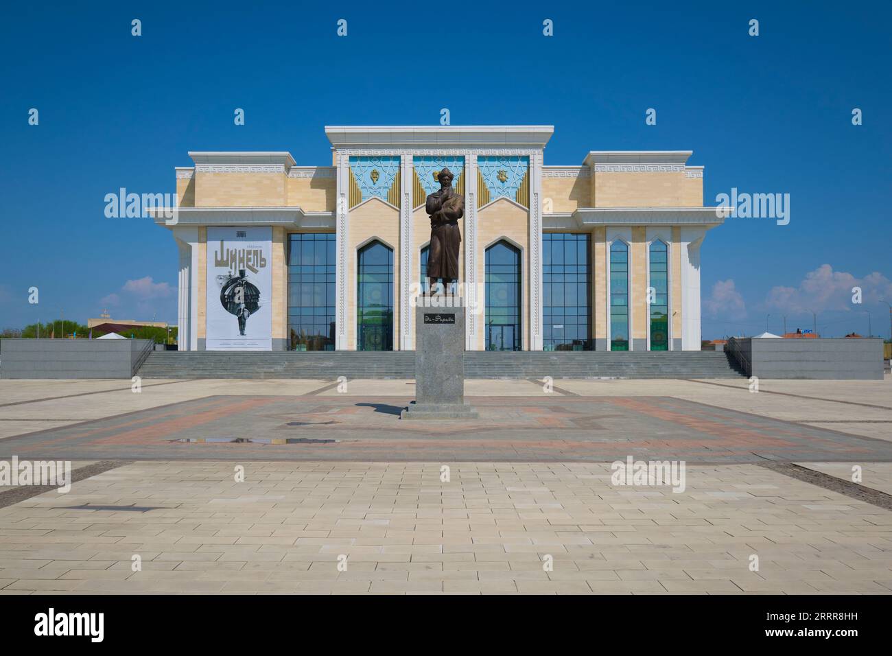 Blick auf das neue Performance-Theater Dramaticheskiy Teatr. In Turkestan, Kasachstan. Stockfoto