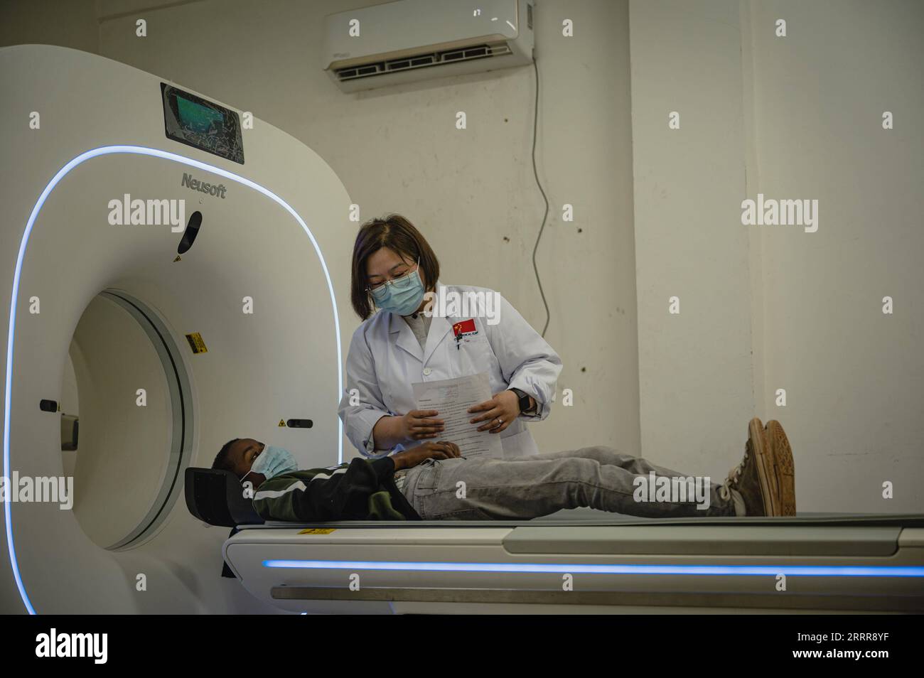 Eritrea, Ärzte aus China in ASMARA 230516 -- ASMARA, 16. Mai 2023 -- Doktor Tian Qian führt am 9. Mai 2023 eine CT-Untersuchung für einen Patienten im Orotta Krankenhaus in Asmara, Eritrea, durch. Ärzte des 16. Chinesischen Ärzteteams nach Eritrea haben seit ihrer Ankunft in Ostafrika am 17. April 2023 346 Operationen und 2.120 medizinische Bildgebungsuntersuchungen durchgeführt. Fast 300 chinesische Ärzte haben seit 1997 medizinische Dienste in Eritrea erbracht. ERITREA-ASMARA-CHINESISCHES ÄRZTETEAM WangxGuansen PUBLICATIONxNOTxINxCHN Stockfoto