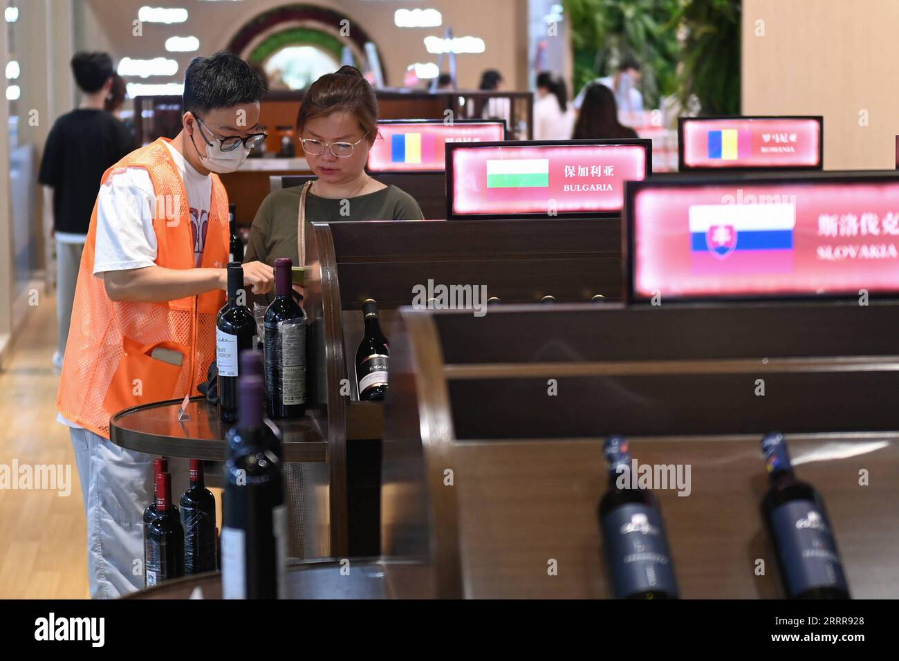 230516 -- NINGBO, 16. Mai 2023 -- Ein Besucher wählt Wein auf der China-Mittel- und osteuropäischen Länder MOEL Expo in Ningbo, Ostchinesische Provinz Zhejiang, 16. Mai 2023. Die dritte China-MOEL Expo & International Consumer Goods Fair startete am Dienstag in Ningbo. Die diesjährige China-MOEL Expo hat eine Ausstellungsfläche von 11.000 Quadratmetern und hat mehr als 380 MOEL-Aussteller angezogen. CHINA-ZHEJIANG-NINGBO-CHINA-MOEL EXPO CN HUANGXZONGZHI PUBLICATIONXNOTXINXCHN Stockfoto