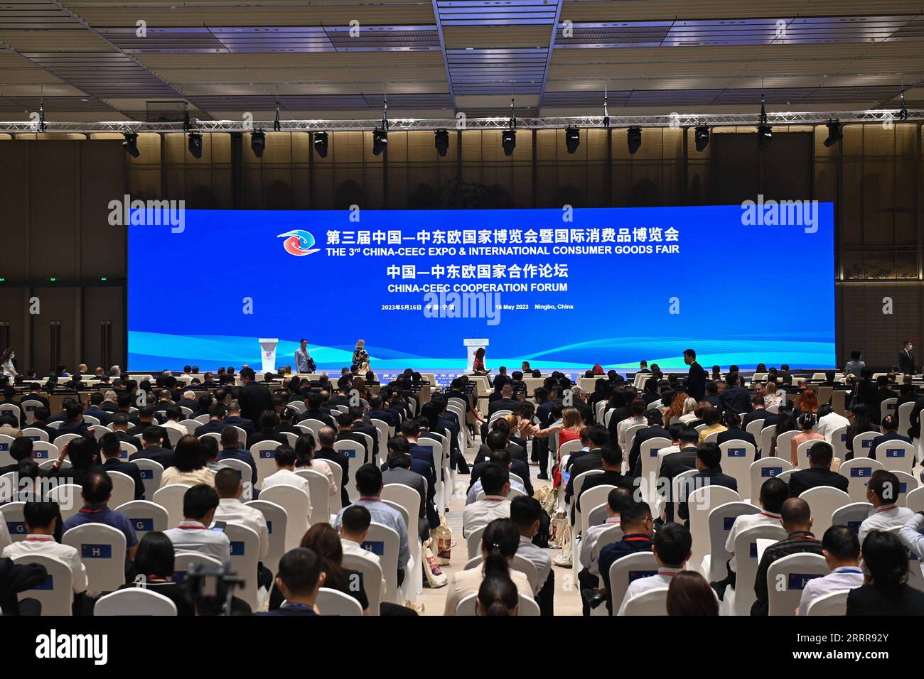 230516 -- NINGBO, 16. Mai 2023 -- dieses Foto, das am 16. Mai 2023 aufgenommen wurde, zeigt die Eröffnungszeremonie der China-Mittel- und osteuropäischen Länder der MOE und der Internationalen Konsumgütermesse in Ningbo, der ostchinesischen Provinz Zhejiang. Die dritte China-MOEL Expo & International Consumer Goods Fair startete am Dienstag in Ningbo. Die diesjährige China-MOEL Expo hat eine Ausstellungsfläche von 11.000 Quadratmetern und hat mehr als 380 MOEL-Aussteller angezogen. CHINA-ZHEJIANG-NINGBO-CHINA-MOEL EXPO CN HUANGXZONGZHI PUBLICATIONXNOTXINXCHN Stockfoto