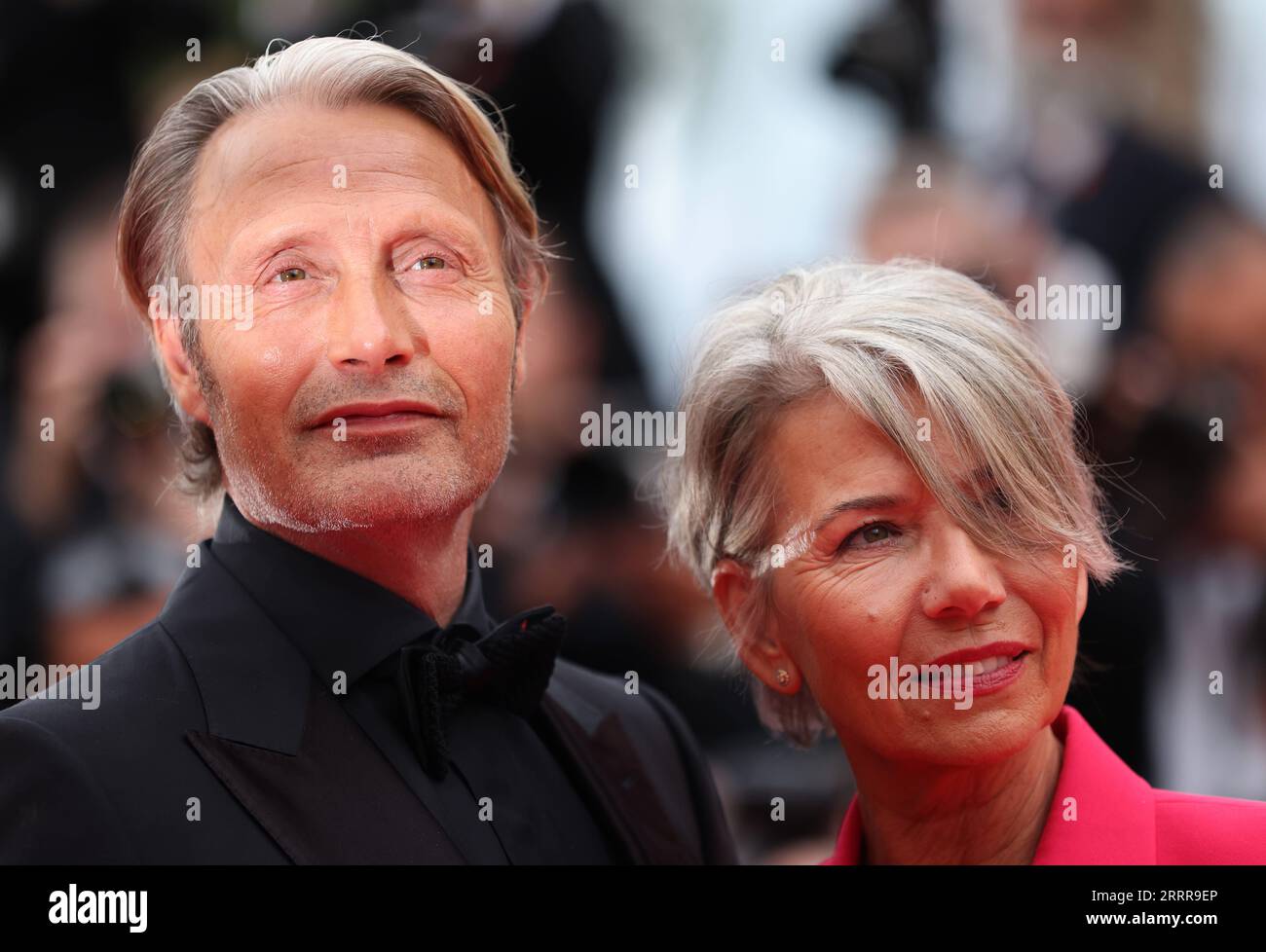 230517 -- CANNES, 17. Mai 2023 -- der dänische Schauspieler Mads Mikkelsen L posiert mit seiner Frau Hanne Jacobsen für die Eröffnungszeremonie der 76. Ausgabe der Filmfestspiele von Cannes in Cannes, Südfrankreich, am 16. Mai 2023. Die 76. Auflage der Filmfestspiele von Cannes begann am Dienstagabend mit 21 Filmen, die für den Palme d or-Preis ausgewählt wurden. FRANKREICH-CANNES-FILM FESTIVAL-ERÖFFNUNGSZEREMONIE GAOXJING PUBLICATIONXNOTXINXCHN Stockfoto