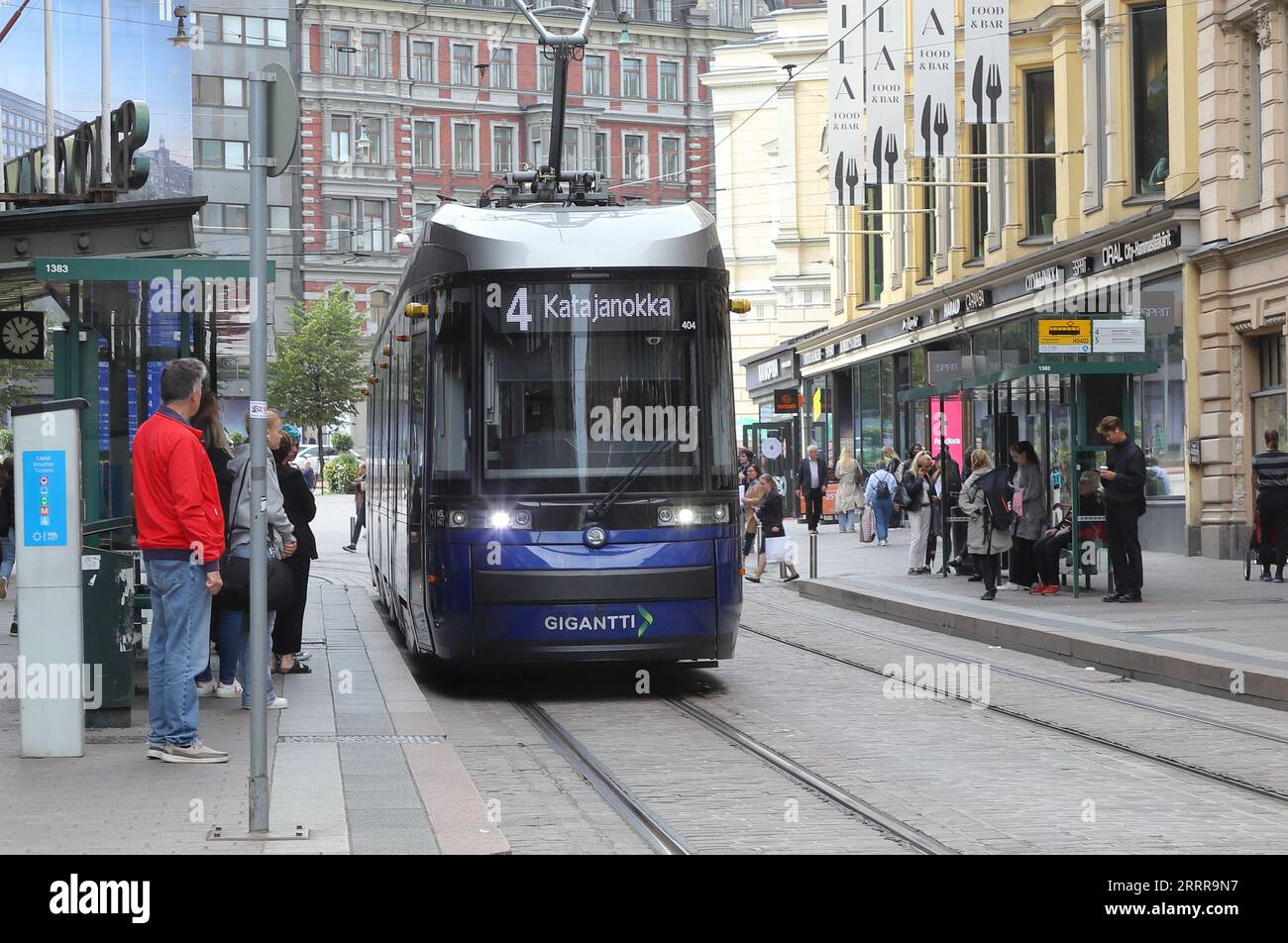 Helsinki, Finnland - 5. September 2023: Blau lackierte Straßenbahn mit Werbung für Gigantti an der Haltestelle vor dem Kaufhaus Stockmann im Aleksant Stockfoto