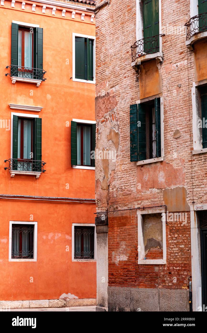 Typisch venezianische Architektur und Blick auf die Straße von Venedig, Italien. Stockfoto