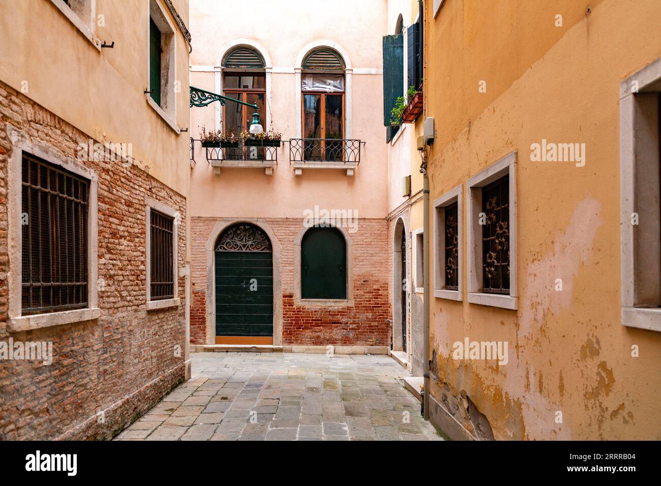 Typisch venezianische Architektur und Blick auf die Straße von Venedig, Italien. Stockfoto