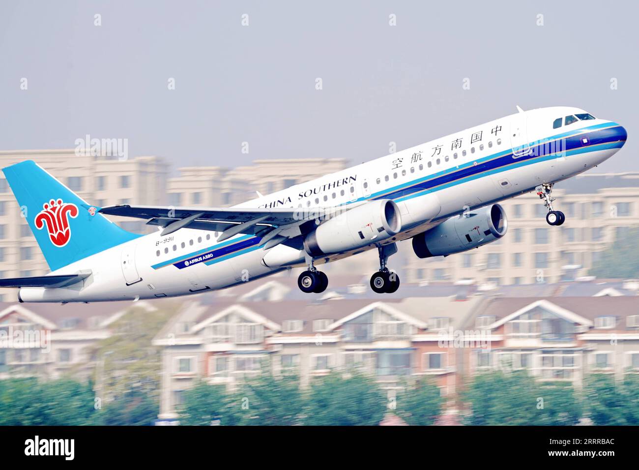 230521 -- DALIAN, 21. Mai 2023 -- dieses Dateifoto, das am 23. Oktober 2019 aufgenommen wurde, zeigt ein Flugzeug der China Southern Airlines, das vom internationalen Flughafen Zhoushuizi in Dalian in der nordöstlichen chinesischen Provinz Liaoning abhebt. UM MIT China Southern Airlines ZU GEHEN, nimmt die Flugroute Dalian-Nagoya wieder auf Foto von /Xinhua CHINA-DALIAN-NAGOYA FLUGROUTE-CHINA SOUTHERN AIRLINES CN WangxYoumian PUBLICATIONxNOTxINxCHN Stockfoto