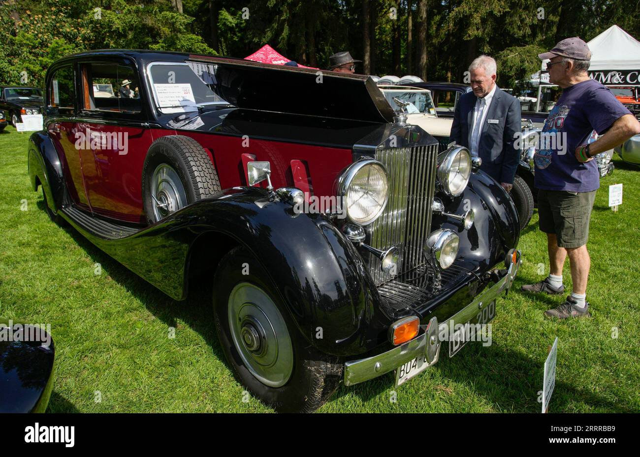 230521 -- VANCOUVER, 21. Mai 2023 -- die Leute schauen sich ein 1937 Rolls Royce Phantom III während des 36. Vancouver All British Field Meetings in Vancouver, British Columbia, Kanada, am 20. Mai 2023 an. Das 36. All British Field Meet in Vancouver startete am Samstag mit 450 Oldtimern, die Tausende von Autoliebhabern und Sammlern zu Besuch brachten. Foto von /Xinhua CANADA-VANCOUVER-BRITISH OLDTIMER SHOW LiangxSen PUBLICATIONxNOTxINxCHN Stockfoto