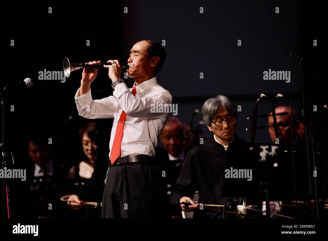 230522 – LOS ANGELES, 22. Mai 2023 – Künstler des Zhonghua Chinese Orchestra aus Kalifornien treten am 20. Mai 2023 im Rosemead Auditorium in Rosemead auf. Am Samstagabend fand in Rosemead, Kalifornien, ein brandneues Konzert zum Thema East Meets West statt, um den AAPI Heritage Month der asiatisch-amerikanischen und pazifischen Inselbewohner zu feiern. Die von Merano Cultural Performances und der Sino U.S. Performing Arts Organization gemeinsam organisierte Veranstaltung hob die Leistung von AAPI-Künstlern hervor, die unschätzbare Beiträge zum vielfältigen und blühenden kulturellen Leben Südkaliforniens leisten. USA-LOS ANGELES-AAPI-TRADITION Stockfoto