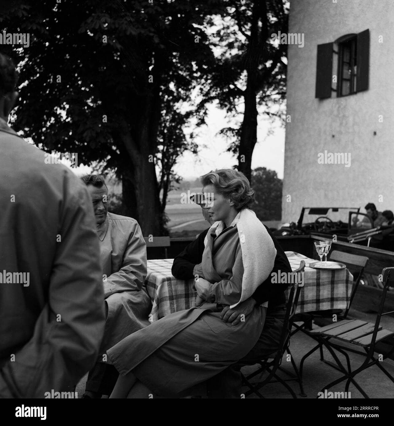 Nachts wenn der Teufel kam, Spielfilm, Deutschland 1957, Regie: Robert Siodmak, Darsteller: Annemarie Düringer und Claus Holm auf einer Restaurantterrasse. Stockfoto