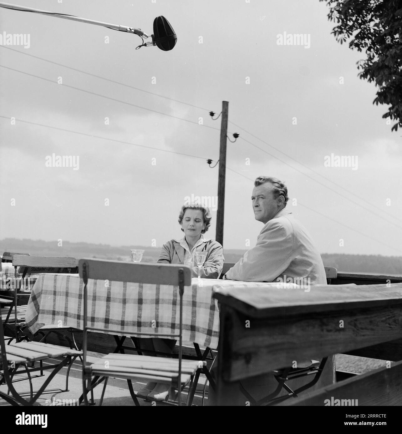 Nachts wenn der Teufel kam, Spielfilm, Deutschland 1957, Regie: Robert Siodmak, Darsteller: Annemarie Düringer und Claus Holm auf einer Restaurantterrasse. Stockfoto