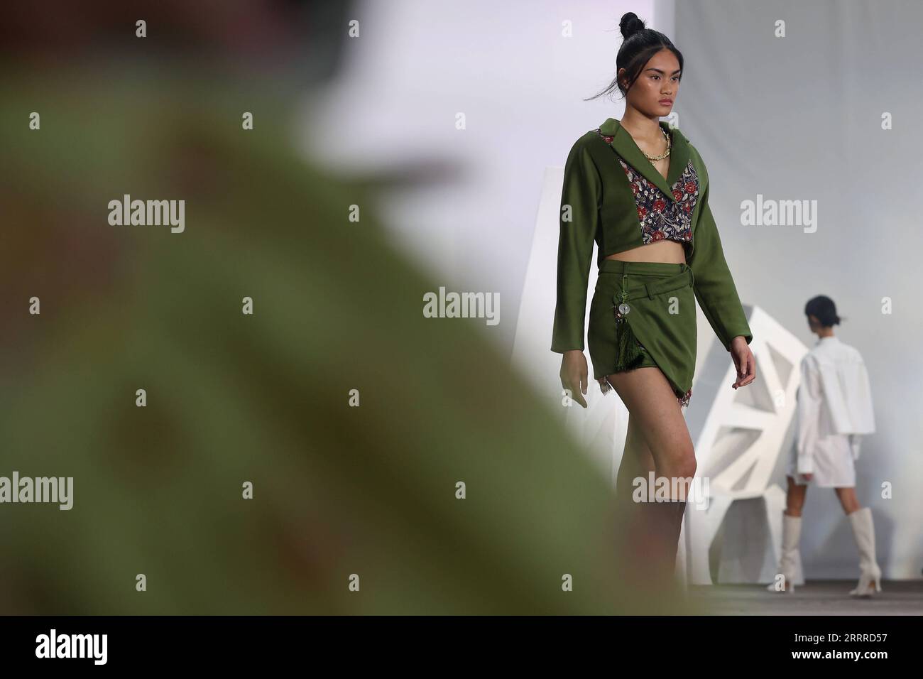 230524 -- SYDNEY, 24. Mai 2023 -- Ein Modell präsentiert eine Kreation des chinesisch-australischen Designers Xizhu Wu während der Australian Fashion Week in Sydney, Australien, am 19. Mai 2023. ZUM Feature: Chinesisch-australischer Modedesigner kreiert bikulturelle Nostalgie-Kollektion Mackenzie Sweetnam//Handout via Xinhua AUSTRALIA-SYDNEY-CHINESE AUSTRALISCHER MODEDESIGNER GettyxImages PUBLICATIONxNOTxINxCHN Stockfoto