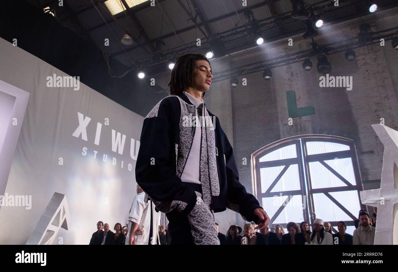 230524 -- SYDNEY, 24. Mai 2023 -- Ein Modell präsentiert eine Kreation des chinesisch-australischen Designers Xizhu Wu während der Australian Fashion Week in Sydney, Australien, am 19. Mai 2023. ZUM Feature: Chinesisch-australischer Modedesigner schafft bikulturelle Nostalgie-Kollektion Foto von /Xinhua AUSTRALIA-SYDNEY-CHINESISCH AUSTRALISCHER MODEDESIGNER HuxJingchen PUBLICATIONxNOTxINxCHN Stockfoto