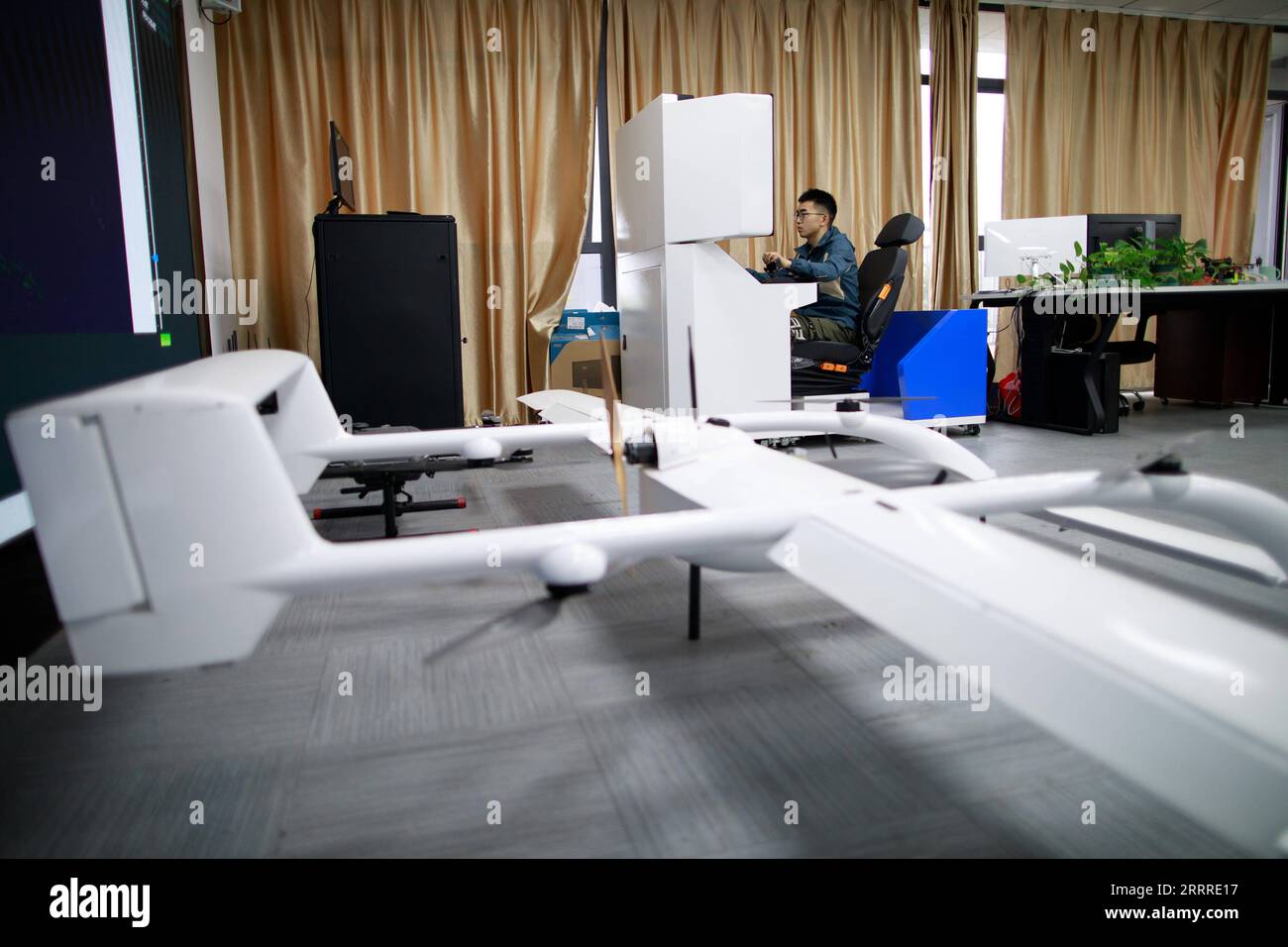 230525 -- GUIYANG, 25. Mai 2023 -- Ein Mitarbeiter arbeitet an einem Simulationsexperiment für unbemannte Luftfahrzeug-UAV am State Key Laboratory of Public Big Data der Guizhou University in Guiyang, Provinz Guizhou im Südwesten Chinas, 23. Mai 2023. Das State Key Laboratory of Public Big Data der Guizhou University ist das erste seiner Art im Bereich Big Data in diesem Land und verfügt über drei stabile Forschungsrichtungen, darunter Multi-Source-Technologie zur Datenfusion und -Integration, Sicherheit und Schutz der Privatsphäre von Public Big Data, Blockdaten und regionale Governance. CHINA-GUIZHOU-PUBLIC BIG DATA-STATE KEY L Stockfoto