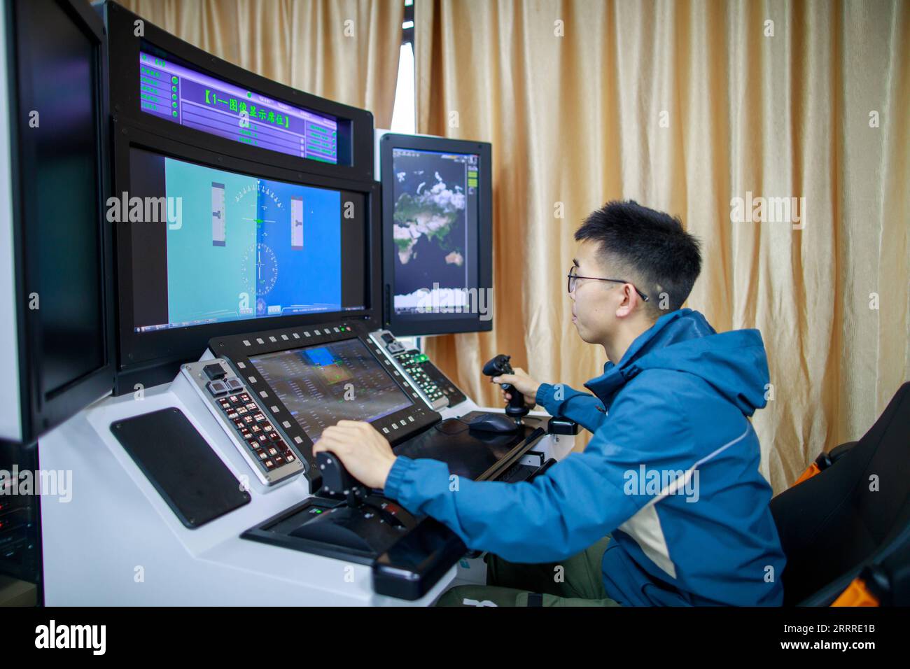 230525 -- GUIYANG, 25. Mai 2023 -- Ein Mitarbeiter arbeitet an einem Simulationsexperiment für unbemannte Luftfahrzeug-UAV am State Key Laboratory of Public Big Data der Guizhou University in Guiyang, Provinz Guizhou im Südwesten Chinas, 23. Mai 2023. Das State Key Laboratory of Public Big Data der Guizhou University ist das erste seiner Art im Bereich Big Data in diesem Land und verfügt über drei stabile Forschungsrichtungen, darunter Multi-Source-Technologie zur Datenfusion und -Integration, Sicherheit und Schutz der Privatsphäre von Public Big Data, Blockdaten und regionale Governance. CHINA-GUIZHOU-PUBLIC BIG DATA-STATE KEY L Stockfoto