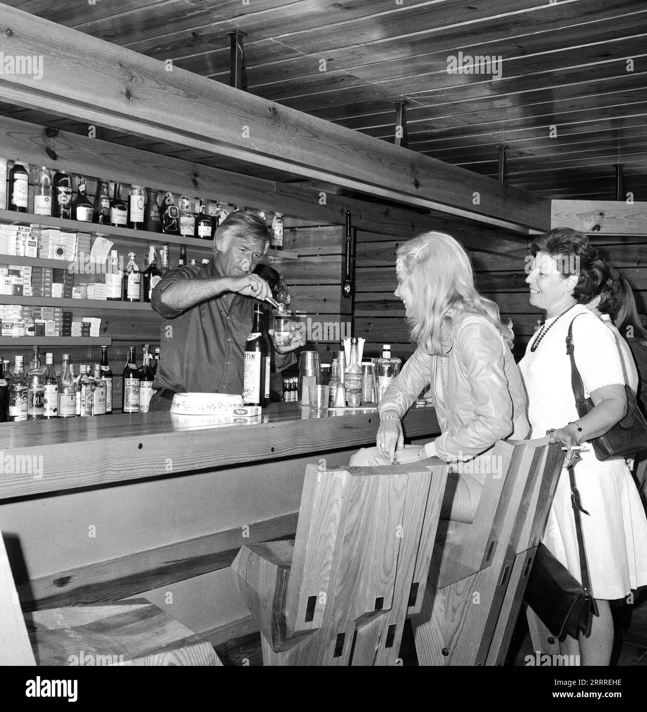 Ein Käfer gibt Vollgas, Filmkomödie, Deutschland/Schweiz 1972, Regie: Rudolf Zehetgruber, Darsteller: Joachim Blacky Fuchsberger als Cocktailmixer an der Bar Stockfoto