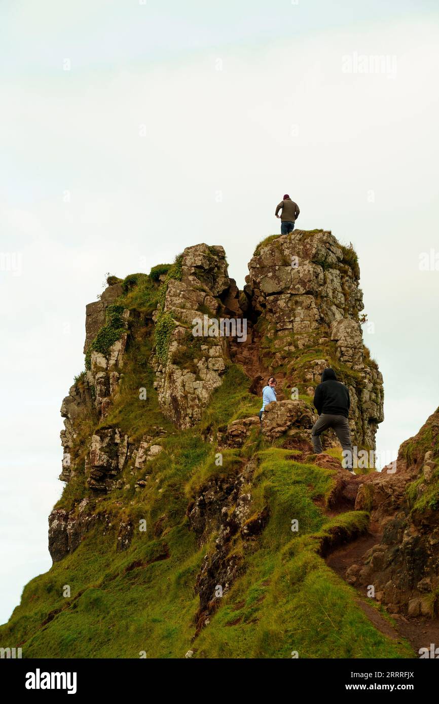 Foto von Wanderern, die auf die Isle of Skye Schottland klettern, mit Grasfelsen und Moos Stockfoto