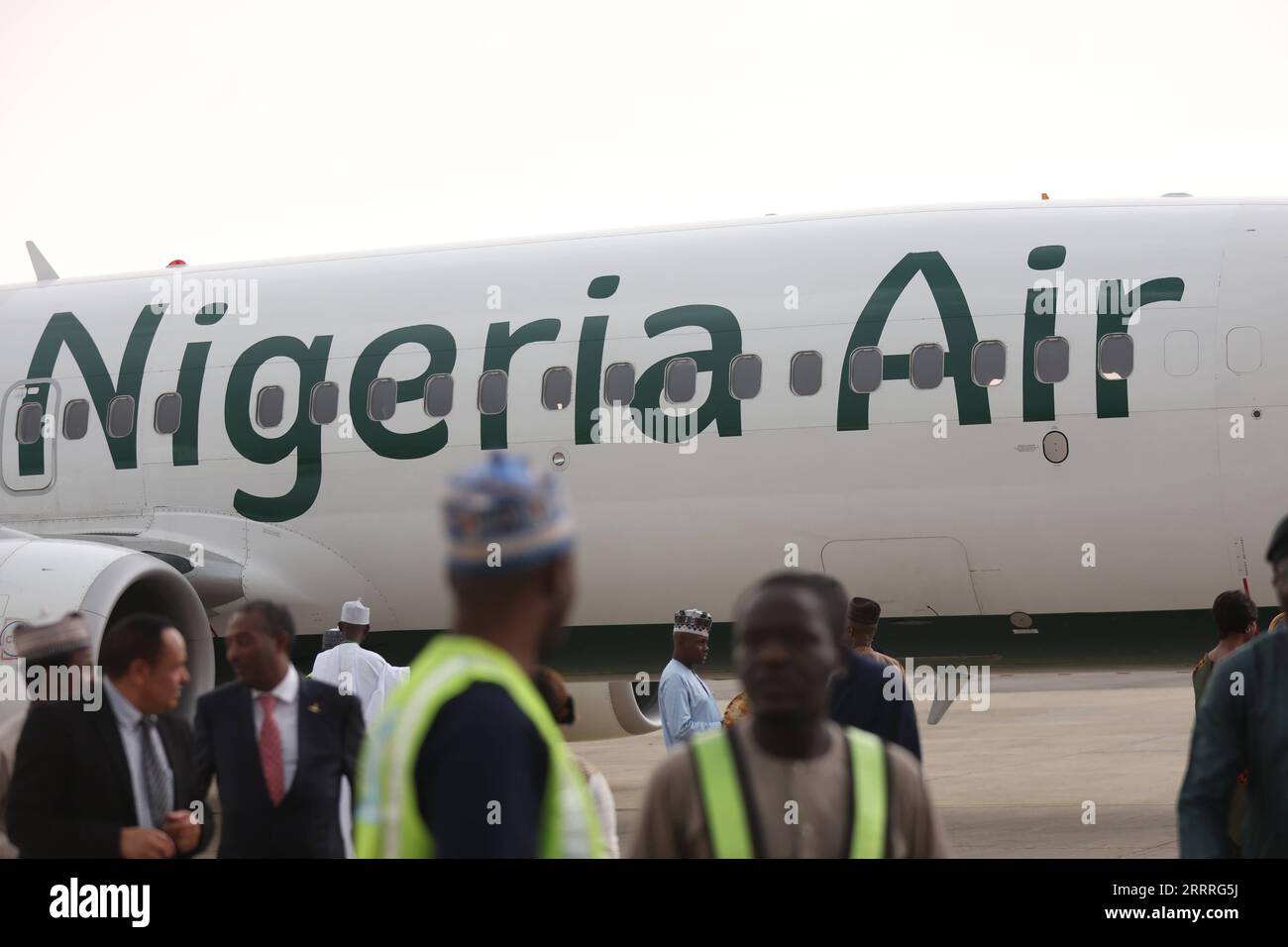 230527 -- ABUJA, 27. Mai 2023 -- ein Flugzeug der neu enthüllten Nigeria Air kommt am 26. Mai 2023 an einem Flughafen in Abuja an. Die nigerianische Regierung stellte am Freitag die langersehnte nationale Fluggesellschaft Nigeria Air vor, die einen wichtigen Schritt für den Luftfahrtsektor in dem bevölkerungsreichsten afrikanischen Land darstellt. Foto: /Xinhua NIGERIA-ABUJA-NIGERIA AIR SodiqxAdelakun PUBLICATIONxNOTxINxCHN Stockfoto