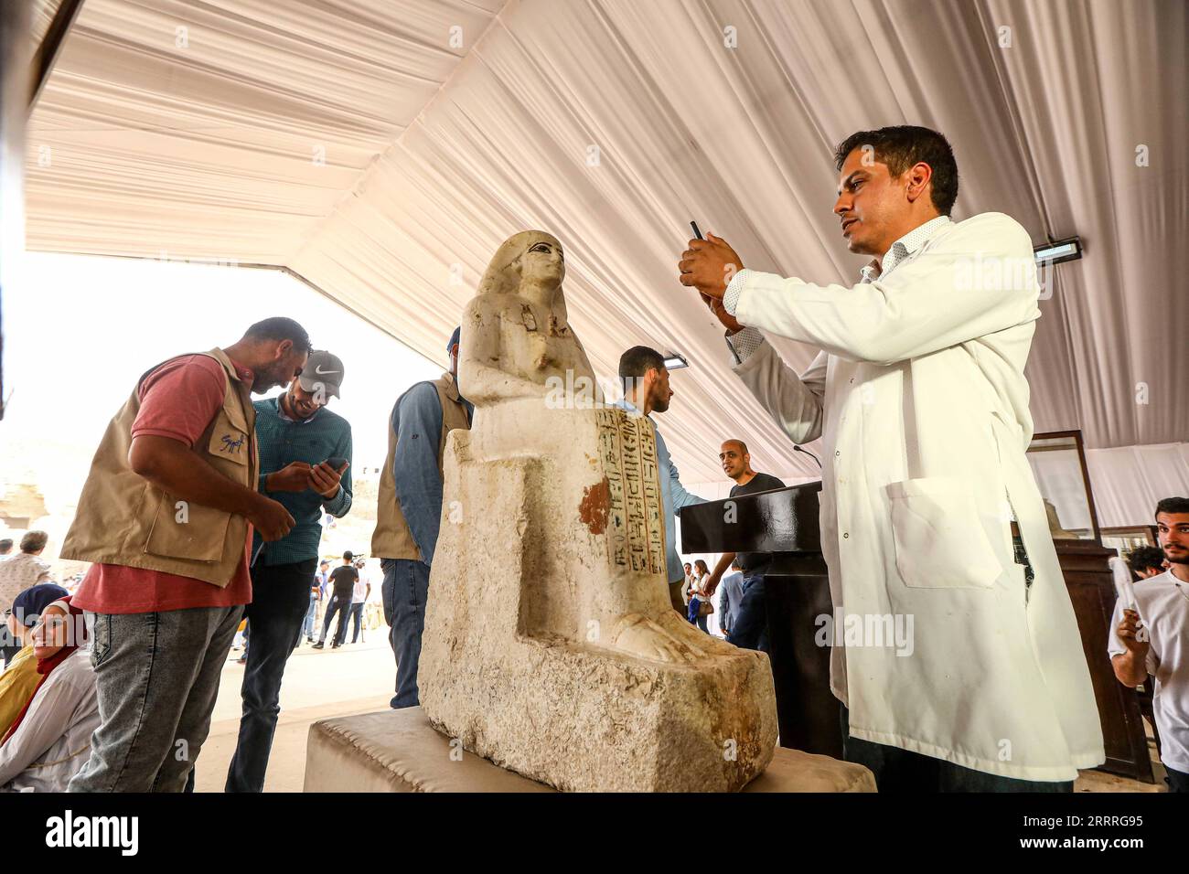 230527 -- KAIRO, 27. Mai 2023 -- dieses Foto, das am 27. Mai 2023 aufgenommen wurde, zeigt eine Statue, die während einer archäologischen Pressekonferenz in der Nekropole Sakkara südlich der ägyptischen Hauptstadt Kairo ausgestellt wurde. Ägypten gab am Samstag die Entdeckung von zwei antiken Einbalsamierungswerkstätten für Menschen und Tiere sowie zwei Gräbern und einer Sammlung von Artefakten in der Sakkara-Nekropole südlich der Hauptstadt Kairo bekannt. Ahmed Gomaa EGYPT-SAQQARA-ARCHÄOLOGIE-MUMIFIZIERUNG WORKSHOPS UND GRÄBER SuixXiankai PUBLICATIONxNOTxINxCHN Stockfoto