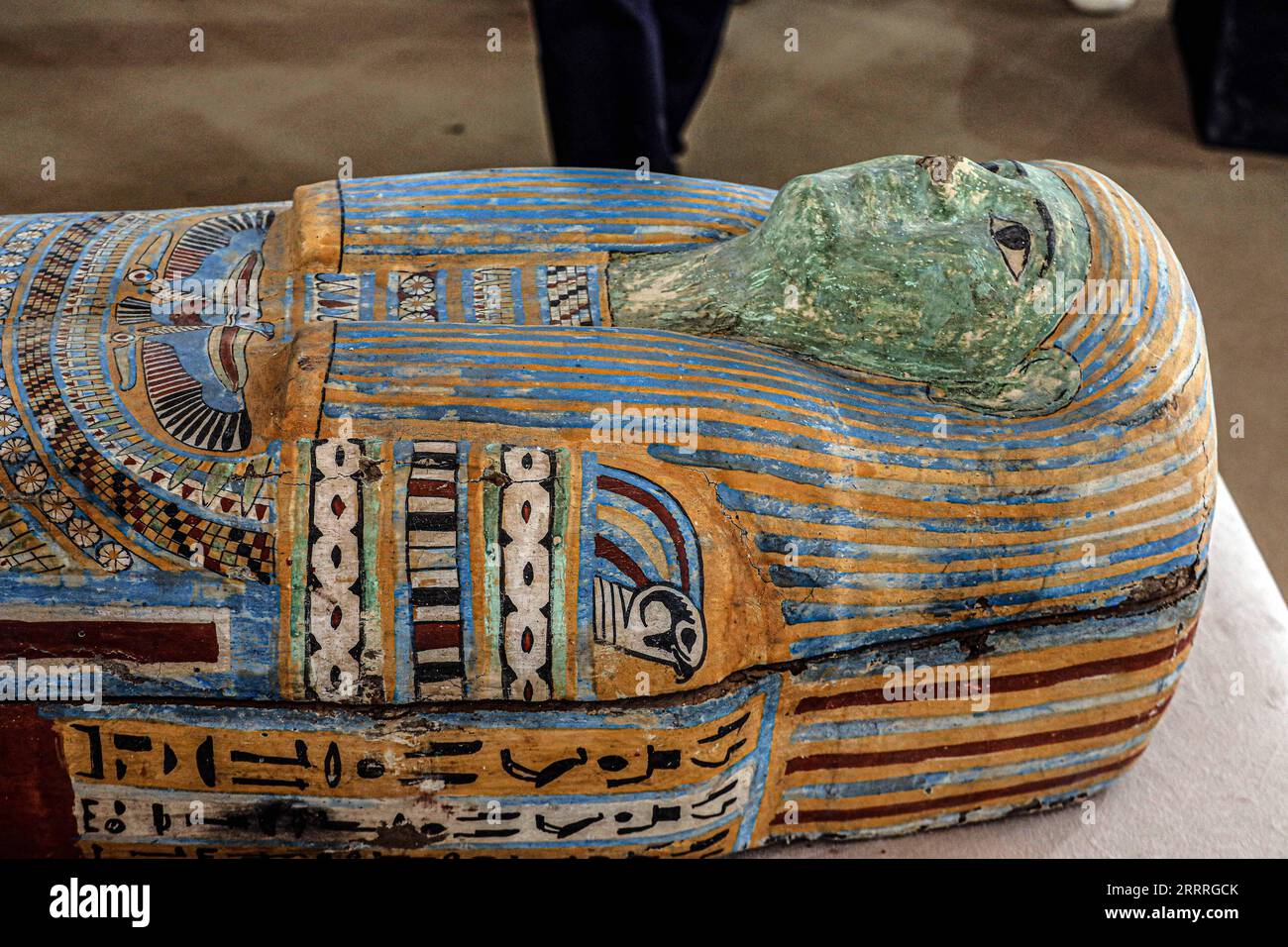230527 -- KAIRO, 27. Mai 2023 -- dieses Foto, das am 27. Mai 2023 aufgenommen wurde, zeigt einen farbigen Mumiensarg, der während einer archäologischen Pressekonferenz in der Nekropole Sakkara südlich der Hauptstadt Kairo, Ägypten, ausgestellt wurde. Ägypten gab am Samstag die Entdeckung von zwei antiken Einbalsamierungswerkstätten für Menschen und Tiere sowie zwei Gräbern und einer Sammlung von Artefakten in der Sakkara-Nekropole südlich der Hauptstadt Kairo bekannt. Ahmed Gomaa EGYPT-SAQQARA-ARCHÄOLOGIE-MUMIFIZIERUNG WORKSHOPS UND GRÄBER SuixXiankai PUBLICATIONxNOTxINxCHN Stockfoto
