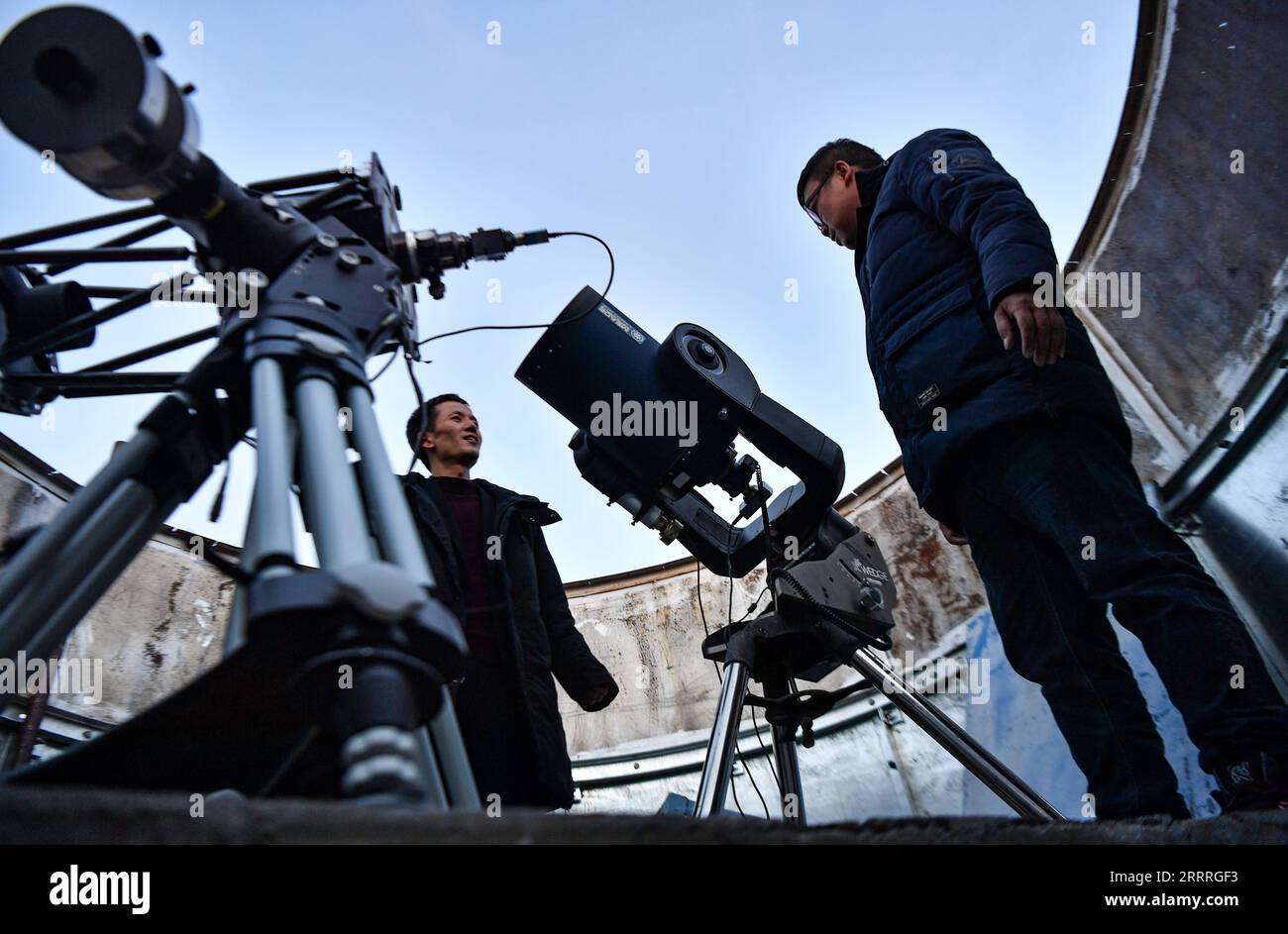 230528 -- NGARI, 28. Mai 2023 -- Sie Xianlong L und sein Kollege Tang Peng testen ein Teleskop am Ngari Observatorium in der Präfektur Ngari, der autonomen Region Tibet im Südwesten Chinas, 23. Mai 2023. Sie Xianlong, 36 Jahre alt, ansässiger Ingenieur am Ngari-Observatorium in der Autonomen Region Tibet, ist zusammen mit sieben Kollegen für die Gerätebeobachtung und die Wartung des Betriebs verantwortlich. Er ist auch der dienstälteste Ingenieur am Observatorium. Ihre Karriere begann 2006, als er Yao Yongqiang kennenlernte, einen Wissenschaftler an den National Astronomical Observatories der Chinesischen Akademie der Wissenschaften, CA Stockfoto