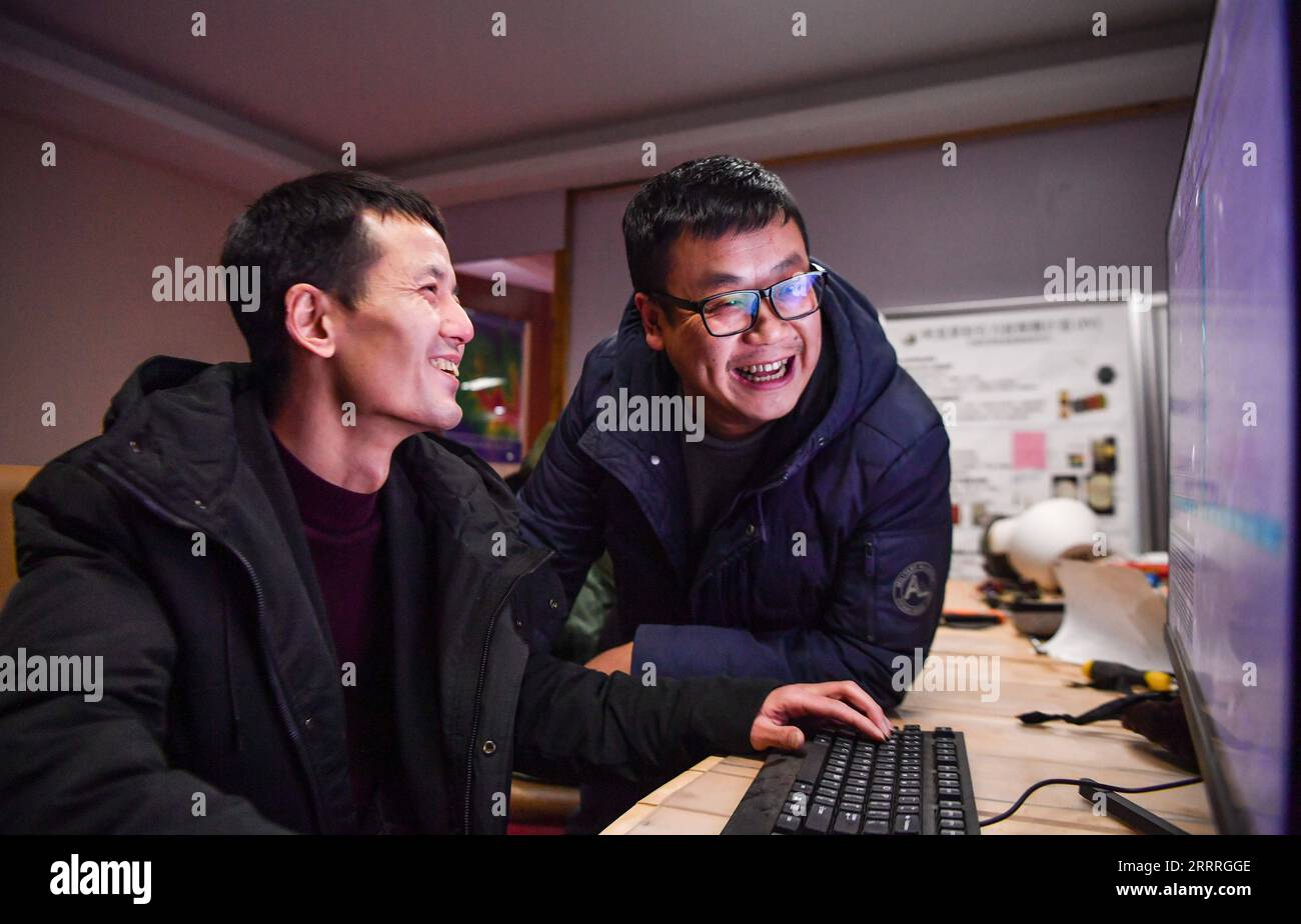 230528 -- NGARI, 28. Mai 2023 -- Sie Xianlong L und sein Kollege Tang Peng diskutieren Daten, die am Ngari Observatory in der Präfektur Ngari, der autonomen Region Tibet im Südwesten Chinas, am 23. Mai 2023 gesammelt wurden. Sie Xianlong, 36 Jahre alt, ansässiger Ingenieur am Ngari-Observatorium in der Autonomen Region Tibet, ist zusammen mit sieben Kollegen für die Gerätebeobachtung und die Wartung des Betriebs verantwortlich. Er ist auch der dienstälteste Ingenieur am Observatorium. Ihre Karriere begann 2006, als er Yao Yongqiang traf, einen Wissenschaftler an den National Astronomical Observatories unter der Chinesischen Akademie von Scien Stockfoto