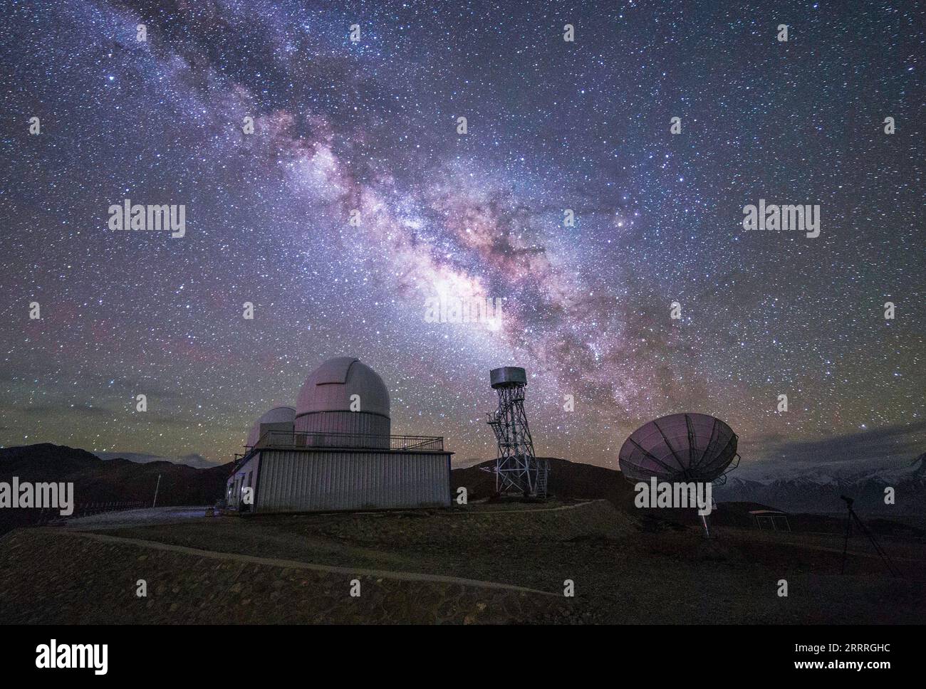 230528 -- NGARI, 28. Mai 2023 -- dieses Dateifoto, das am 23. April 2017 aufgenommen wurde, zeigt das Ngari-Observatorium der Nationalen Astronomischen Observatorien NAO in der Präfektur Ngari, der autonomen Region Tibet im Südwesten Chinas. Sie Xianlong, 36 Jahre alt, ansässiger Ingenieur am Ngari-Observatorium in der Autonomen Region Tibet, ist zusammen mit sieben Kollegen für die Gerätebeobachtung und die Wartung des Betriebs verantwortlich. Er ist auch der dienstälteste Ingenieur am Observatorium. Ihre Karriere begann 2006, als er Yao Yongqiang kennenlernte, einen Wissenschaftler an den Nationalen Astronomischen Observatorien unter dem chinesischen Academ Stockfoto