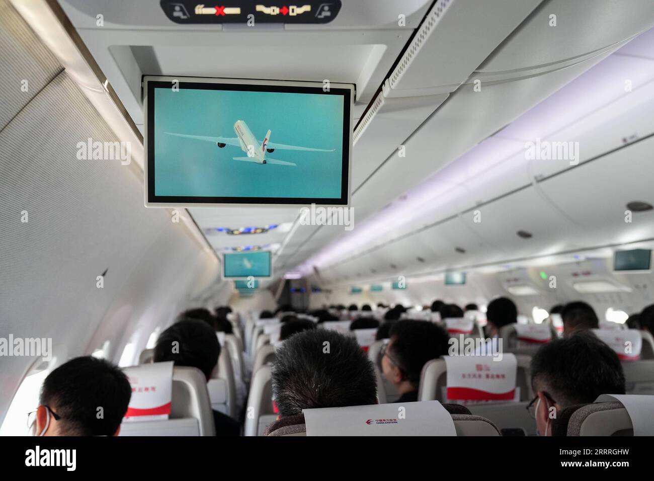 China, neues Passagierflugzeug C919 in Peking 230528 -- SHANGHAI, 28. Mai 2023 -- Ein großes Passagierflugzeug C919, Chinas erster selbst entwickelter Trunk-Jetliner, ist am 28. Mai 2023 auf seinem ersten kommerziellen Flug von Shanghai nach Peking. Die C919, Chinas selbstentwickeltes großes Passagierflugzeug, absolvierte am Sonntag ihren ersten kommerziellen Flug von Shanghai nach Peking und feierte damit ihren offiziellen Eintritt in den zivilen Luftverkehr. EyesonSciCHINA-PASSENGER AIRCRAFT-C919-ERSTER KOMMERZIELLER FLUG CN DingxTing PUBLICATIONxNOTxINxCHN Stockfoto