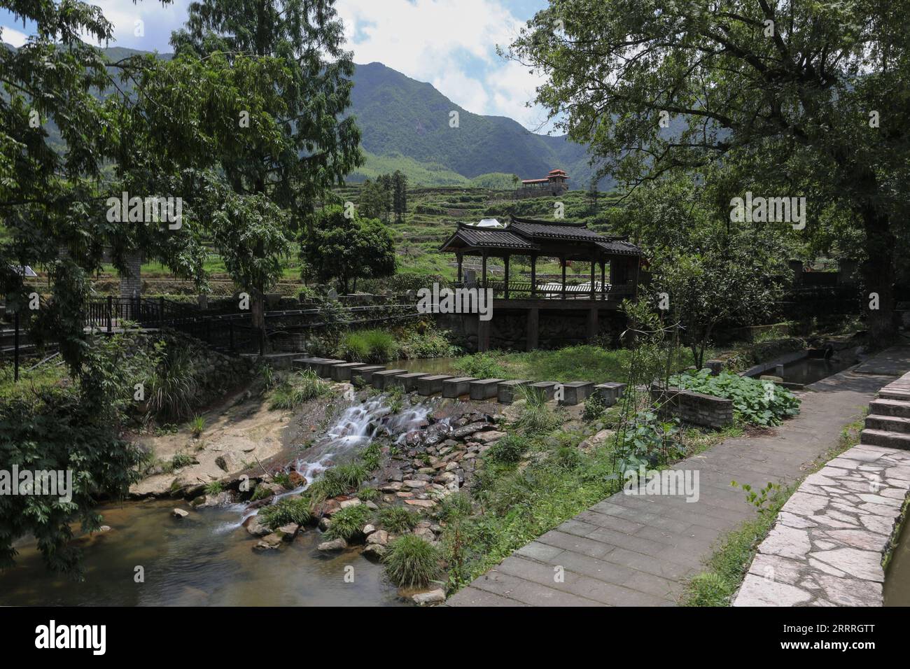 230528 -- HANGZHOU, 28. Mai 2023 -- dieses Foto, das am 25. Mai 2023 aufgenommen wurde, zeigt einen Blick auf das Dorf Longxian im Qingtian County, der ostchinesischen Provinz Zhejiang. MIT: In ganz China: Landwirtschafts-Erbe-System wiederbelebt CHINA s Dorf DER Vereinten Nationen CHINA-ZHEJIANG-HANGZHOU-DORF-LANDWIRTSCHAFT ERBE-SYSTEM CN DuxXiaoyi PUBLICATIONxNOTxINxCHN Stockfoto