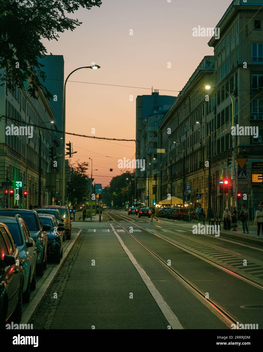 Eine Straßenszene bei Sonnenuntergang in Warschau, Polen Stockfoto