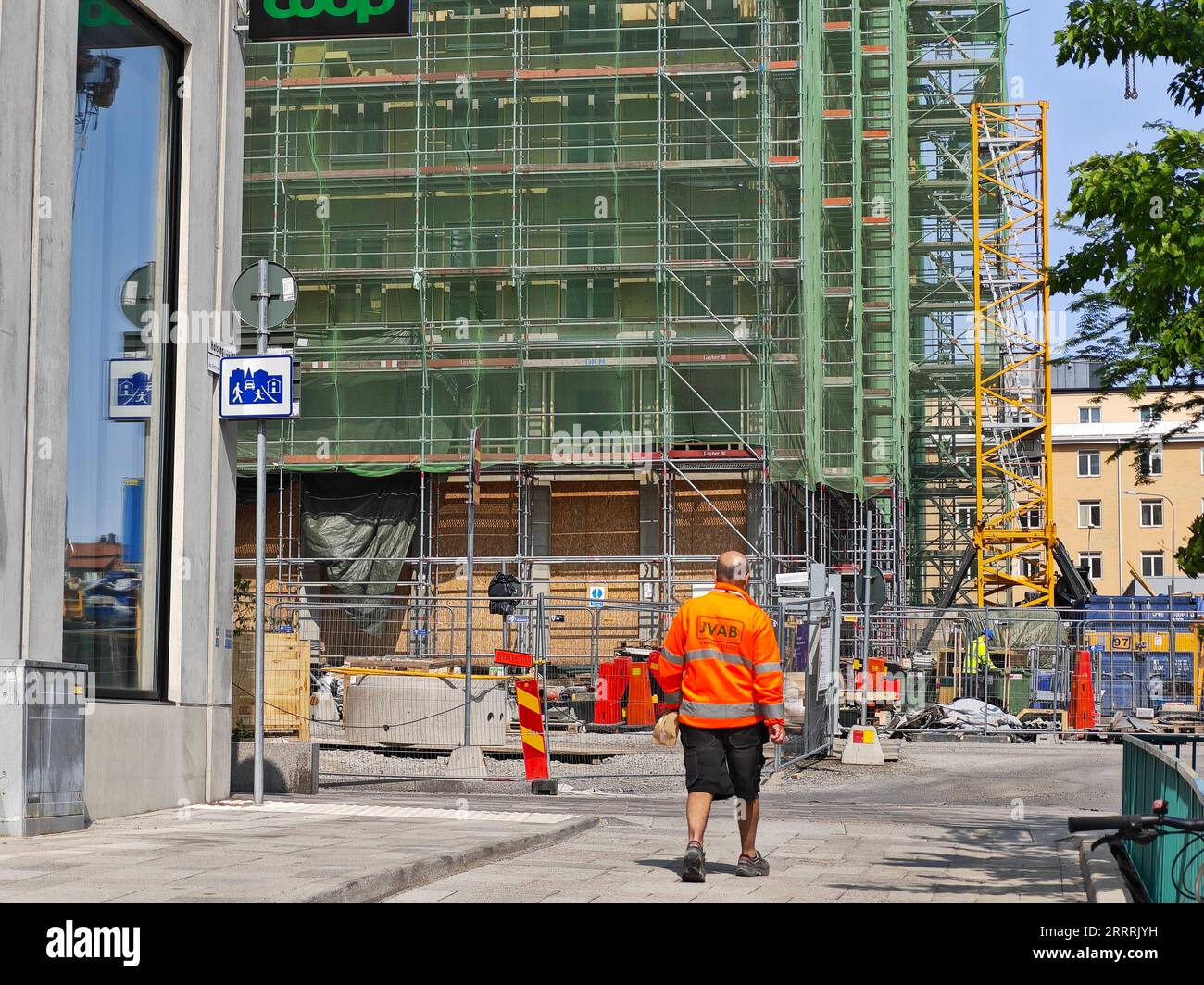 230531 -- STOCKHOLM, 31. Mai 2023 -- Arbeiter werden auf einer Wohnbaustelle in Stockholm, Schweden, am 31. Mai 2023 gesehen. Hohe Inflation und steigende Zinssätze haben die schwedischen Unternehmen und Haushalte hart unter Druck gesetzt und offenbaren Schwachstellen im Finanzsystem des Landes, sagte die Finanzaufsichtsbehörde Finansinspektionen, FI am Dienstag. Mehrere Immobilienunternehmen mit hohem Fremdkapitalanteil und große börsennotierte Unternehmen seien unter Druck, ihre Verschuldung zu verringern. Allerdings sind kleine und mittlere Immobilienunternehmen laut FI mit großen Risiken konfrontiert. Foto von Stockfoto