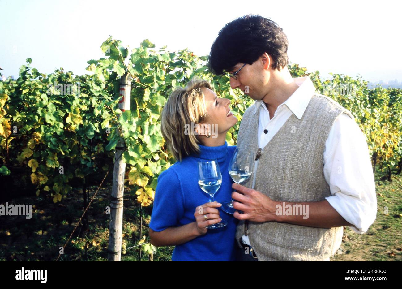 Uta Bresan, deutsche Schlagersängerin und Moderatorin, mit Ehemann Karsten Freund im Weinbaugebiet um Meißen, Deutschland 2001. Stockfoto