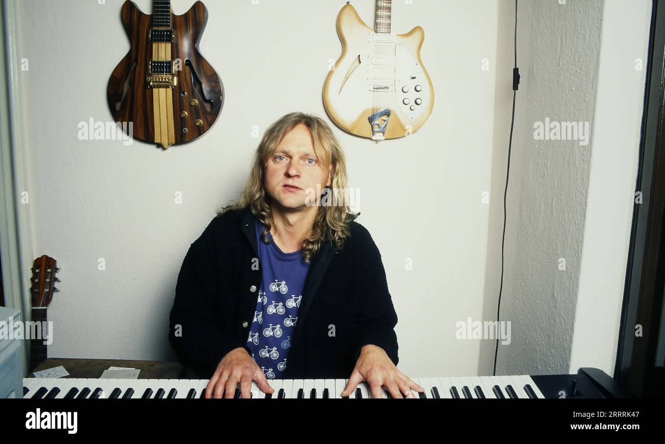 Bernd Römer, Gitarrist von der in der ehemaligen DDR erfolgreiche Band Karat, bei Proben im Studio, Deutschland 1995. Stockfoto