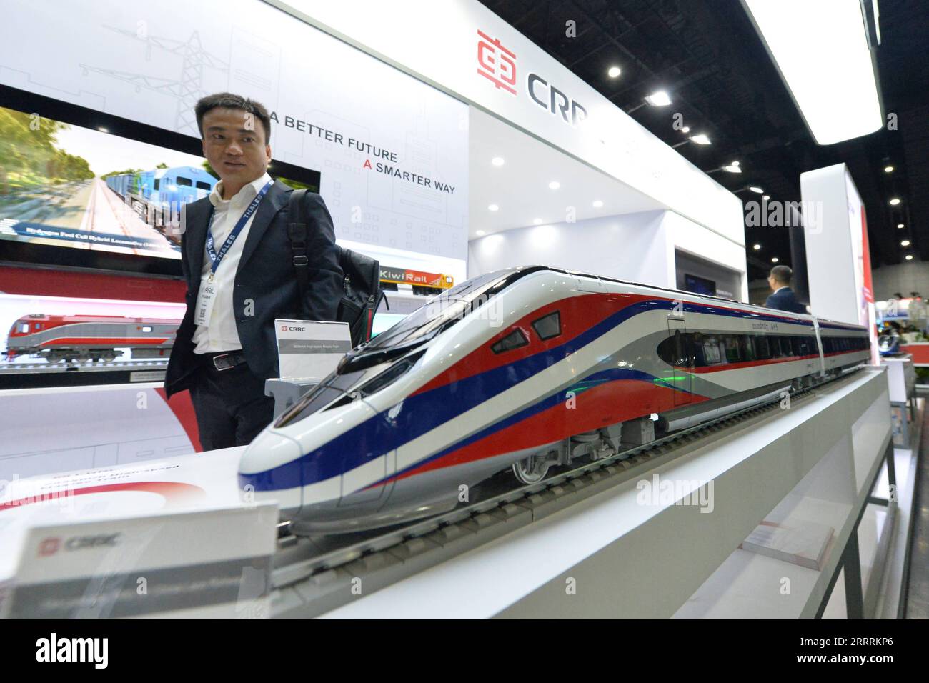 230601 -- BANGKOK, 1. Juni 2023 -- Ein Besucher sieht ein Zugmodell der China Railway Rolling Stock Corporation CRRC während der Asia Pacific Rail 2023 in Bangkok, Thailand, am 31. Mai 2023. CRRC führte während der Ausstellung eine Reihe von Aktivitäten durch, die sich mit der Entdeckung der Welt mit dem Zug beschäftigten und verschiedene Modelle chinesischer Züge zeigten. THAILAND-BANGKOK-ASIEN-PAZIFIK-BAHNAUSSTELLUNG RACHENXSAGEAMSAK PUBLICATIONXNOTXINXCHN Stockfoto