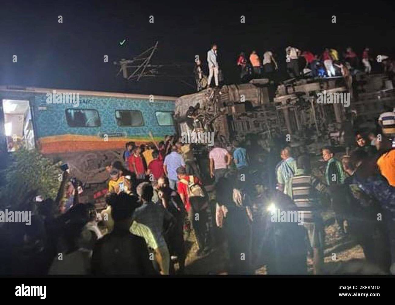 News Bilder des Tages 230603 -- BALASORE, 3. Juni 2023 -- Menschen versammeln sich am Unfallort der Zugkollision im Bezirk Balasore im ostindischen Bundesstaat Odisha, 2. Juni 2023. Viele fürchteten, dass sie getötet wurden und über 300 Menschen verletzt wurden, nachdem ein Personenzug am Freitagabend im ostindischen Bundesstaat Odisha mit einem Güterzug kollidierte, sagten lokale Medienberichte. Via Xinhua INDIA-ODISHA-BALASORE-ZUGUNFALL UNI PUBLICATIONxNOTxINxCHN Stockfoto